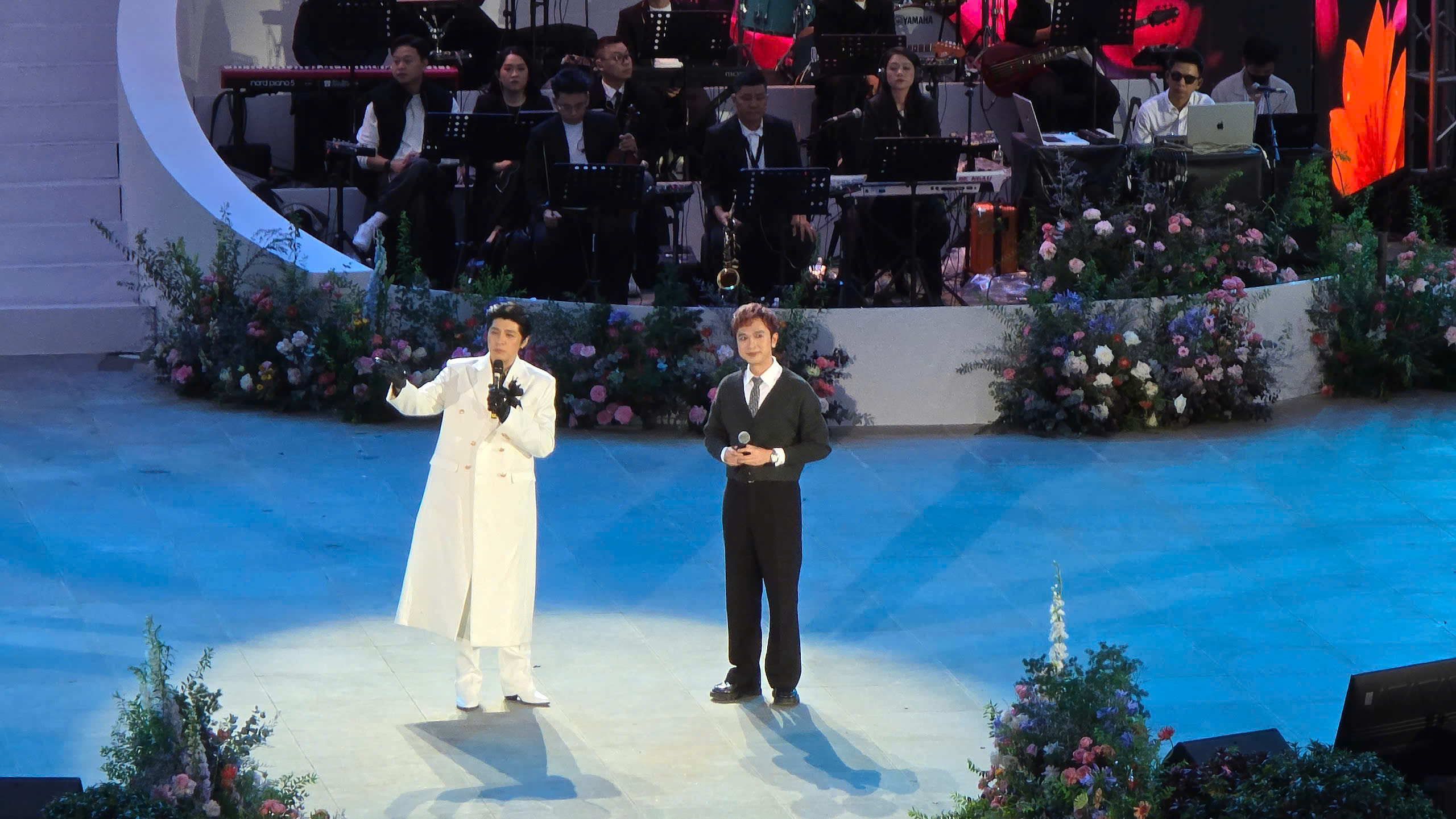 Noo Phuoc Thinh រីករាយជាមួយការប្រគុំតន្ត្រីផ្ទាល់ដោយកំណាព្យ Tuyen Lam បឹង - រូបថត ៥. Noo Phước Thịnh hạnh phúc với live concert bên hồ Tuyền Lâm thơ mộng- Ảnh 5.