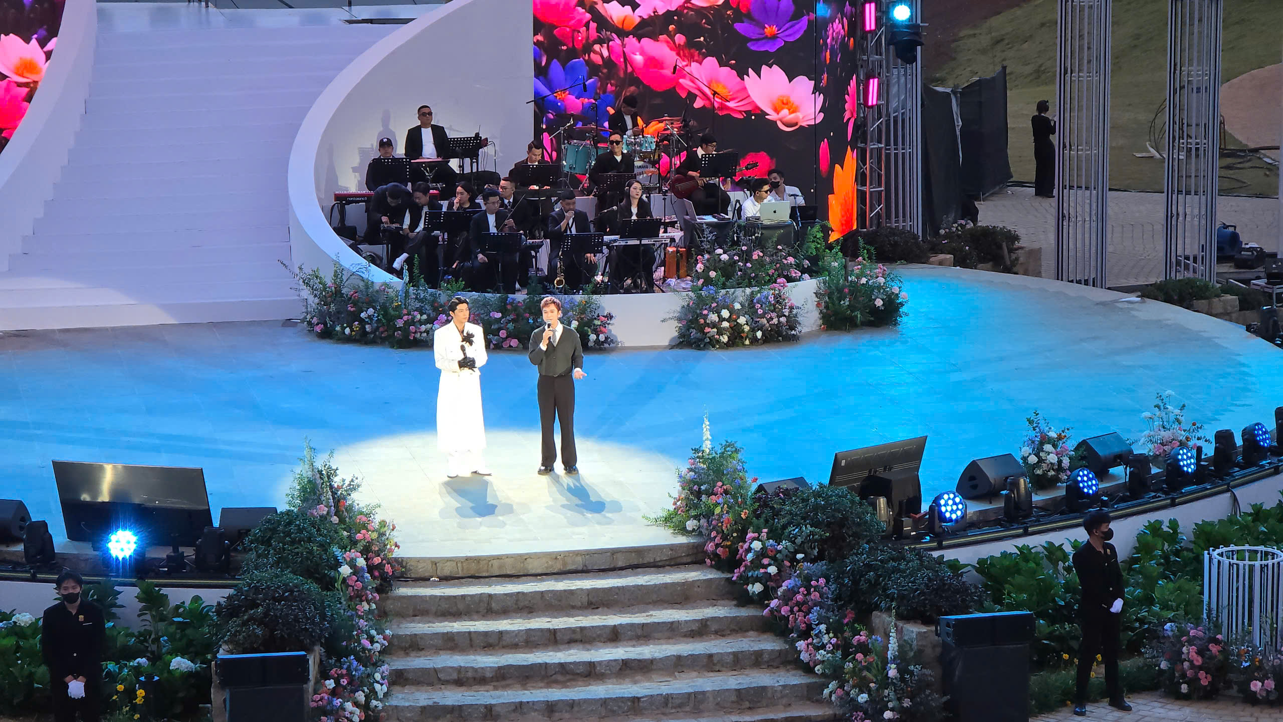 Noo Phuoc Thinh រីករាយជាមួយការប្រគុំតន្ត្រីផ្ទាល់ដោយកំណាព្យ Tuyen Lam បឹង - រូបថត ២. Noo Phước Thịnh hạnh phúc với live concert bên hồ Tuyền Lâm thơ mộng- Ảnh 2.