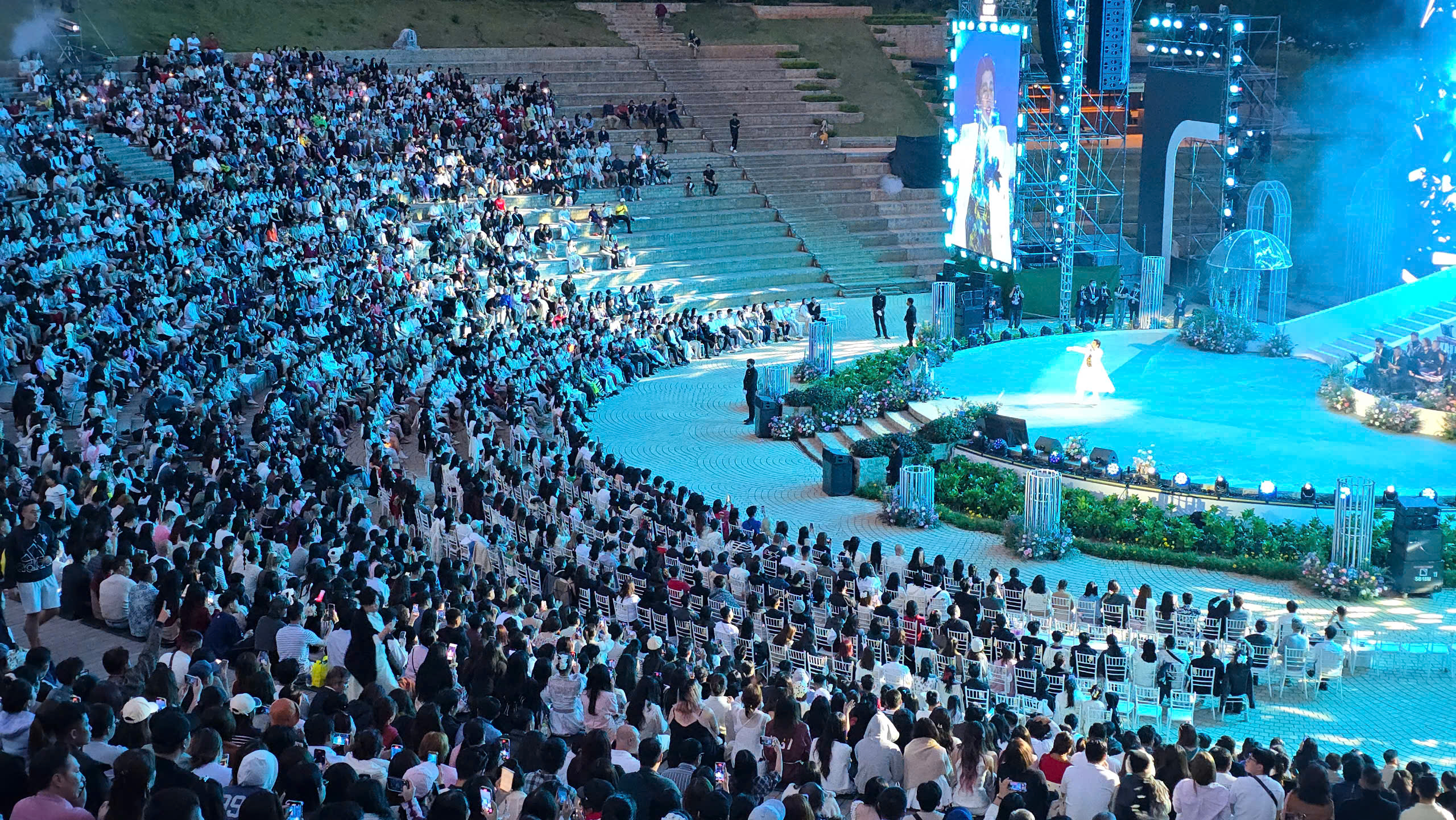 Noo Phuoc Thinh រីករាយជាមួយការប្រគុំតន្រ្តីផ្ទាល់ដោយកំណាព្យ Tuyen Lam បឹង - រូបថត ៦. Noo Phước Thịnh hạnh phúc với live concert bên hồ Tuyền Lâm thơ mộng- Ảnh 6.