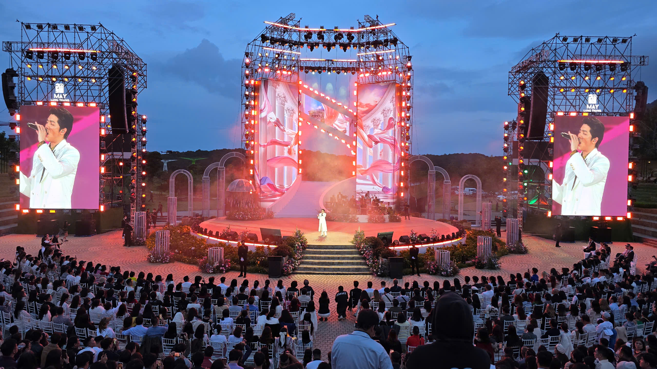 Noo Phuoc Thinh រីករាយជាមួយការប្រគុំតន្រ្តីផ្ទាល់ដោយកំណាព្យ Tuyen Lam បឹង - រូបថត ៤. Noo Phước Thịnh hạnh phúc với live concert bên hồ Tuyền Lâm thơ mộng- Ảnh 4.