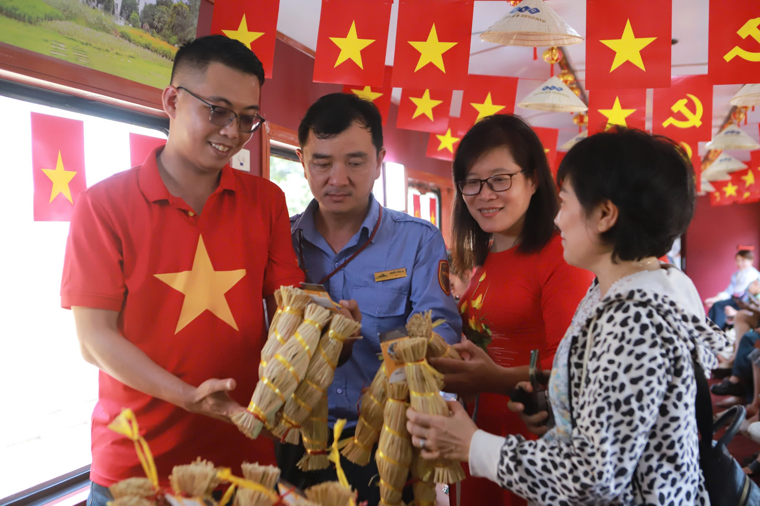 Ăn bánh ít, ngắm Tháp Đôi, cầu trăm tuổi trên chuyến tàu về đất võ- Ảnh 1. Ăn bánh ít, ngắm Tháp Đôi, cầu trăm tuổi trên chuyến tàu về đất võ- Ảnh 1.