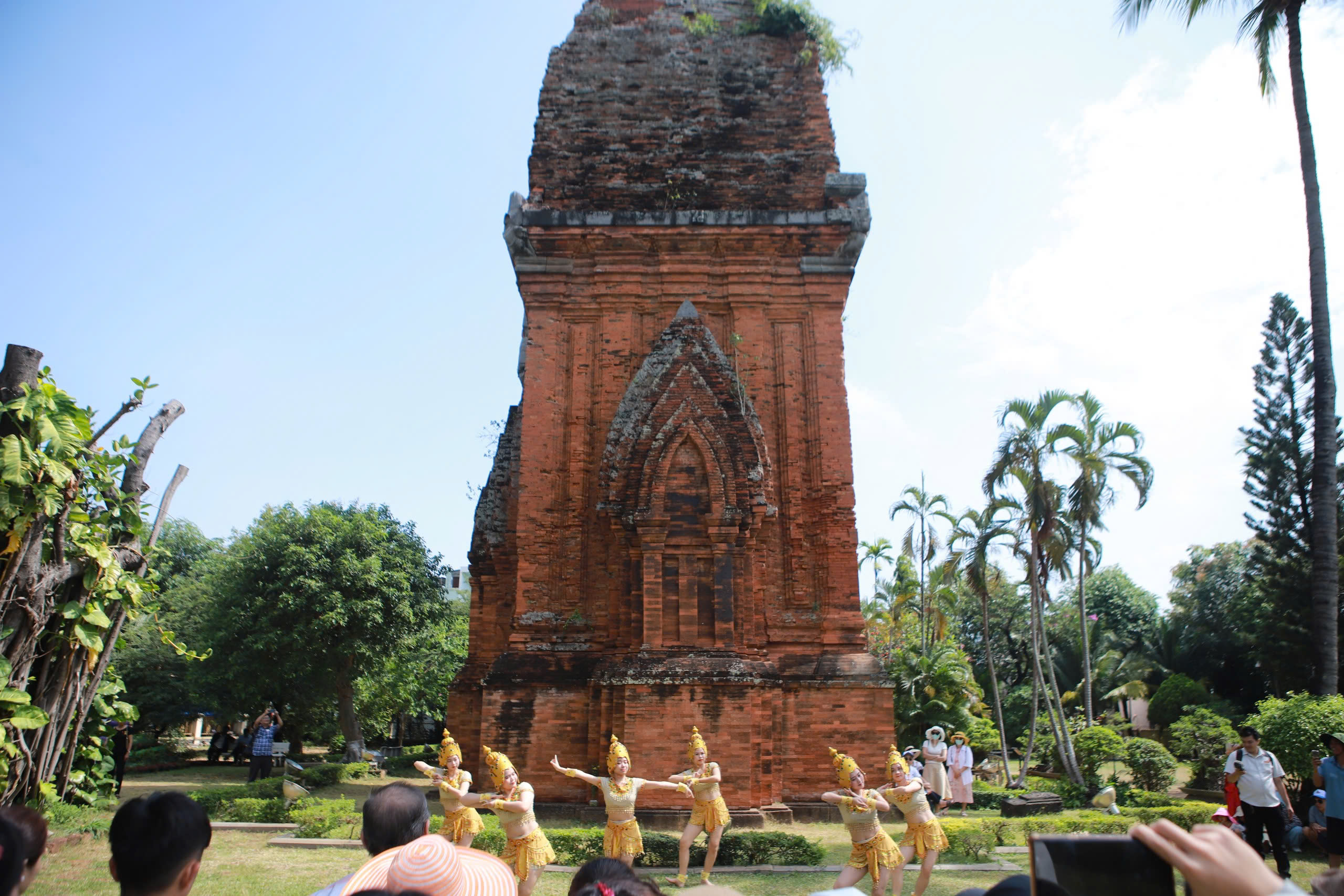 Ăn bánh ít, ngắm Tháp Đôi, cầu trăm tuổi trên chuyến tàu về đất võ- Ảnh 2. Ăn bánh ít, ngắm Tháp Đôi, cầu trăm tuổi trên chuyến tàu về đất võ- Ảnh 2.