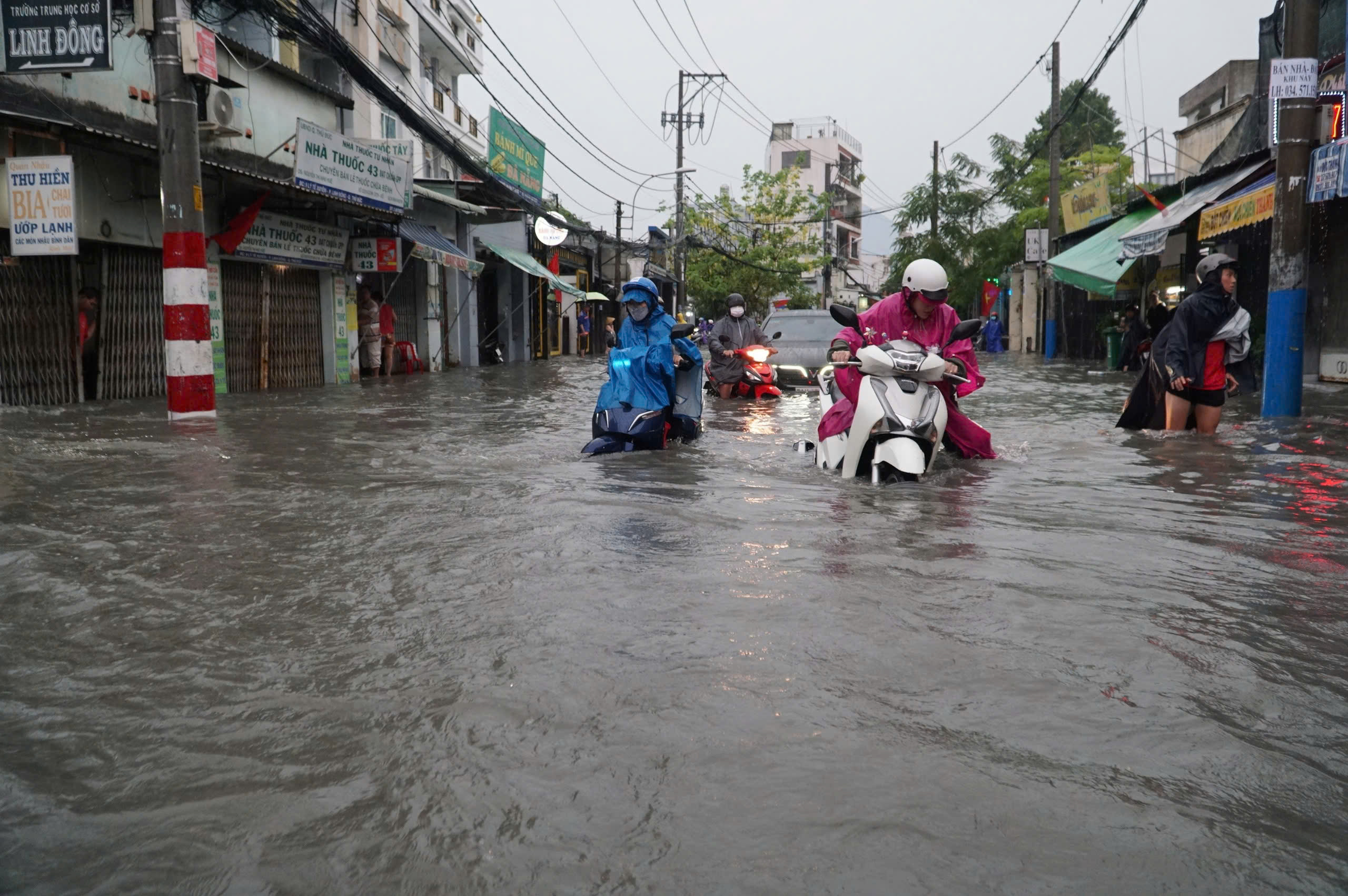 TP.HCM mưa lớn sáng nay: Nhiều tuyến đường ngập sâu, người dân vất vả di chuyển - Ảnh 4.