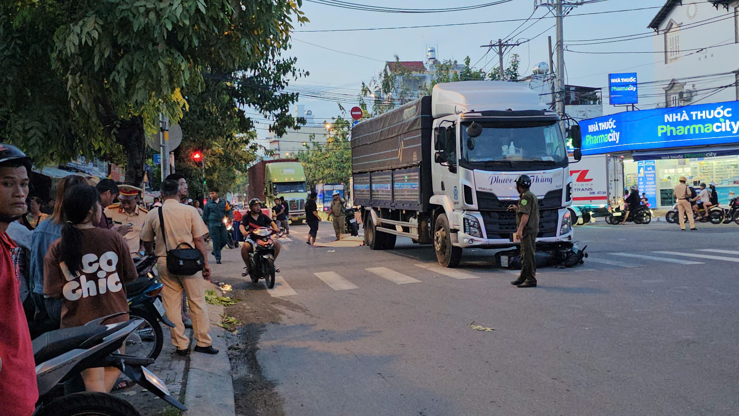 Xe tải cuốn xe máy vào gầm tại giao lộ, 1 người tử vong- Ảnh 3. Xe tải cuốn xe máy vào gầm tại giao lộ, 1 người tử vong- Ảnh 3.