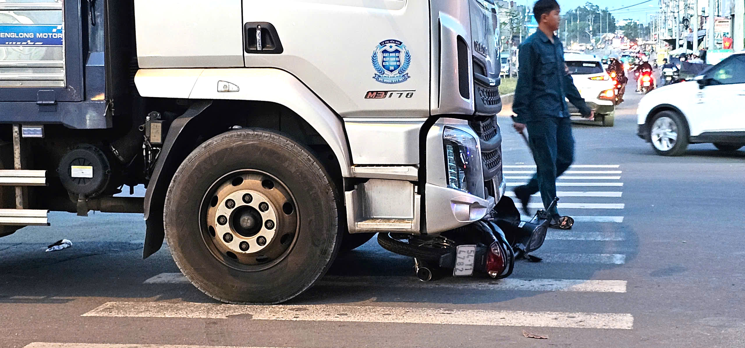 Xe tải cuốn xe máy vào gầm tại giao lộ, 1 người tử vong- Ảnh 2. Xe tải cuốn xe máy vào gầm tại giao lộ, 1 người tử vong- Ảnh 2.