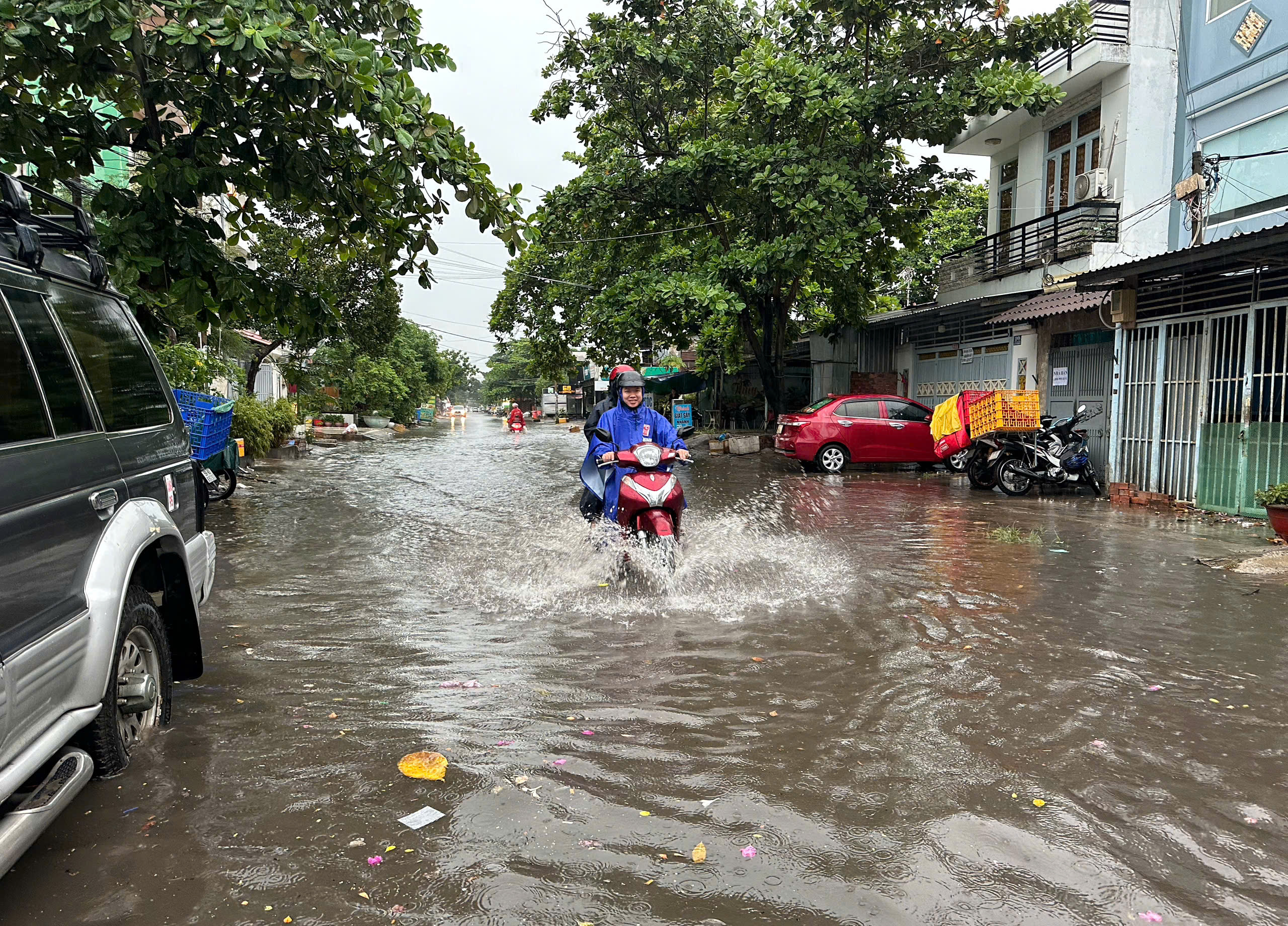 TP.HCM đón trận mưa lớn nhất từ đầu năm đến nay: Bất ngờ ở những 'rốn ngập'- Ảnh 11. TP.HCM đón trận mưa lớn nhất từ đầu năm đến nay: Bất ngờ ở những 'rốn ngập'- Ảnh 11.