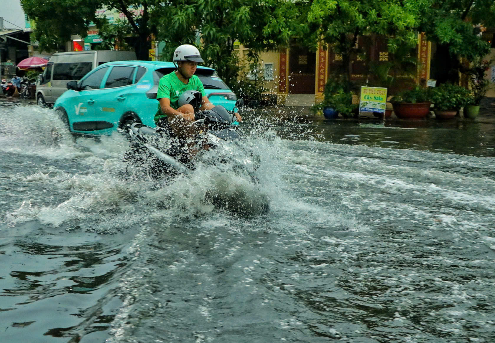 TP.HCM mưa lớn sáng nay: Nhiều tuyến đường ngập sâu, người dân vất vả di chuyển - Ảnh 8.