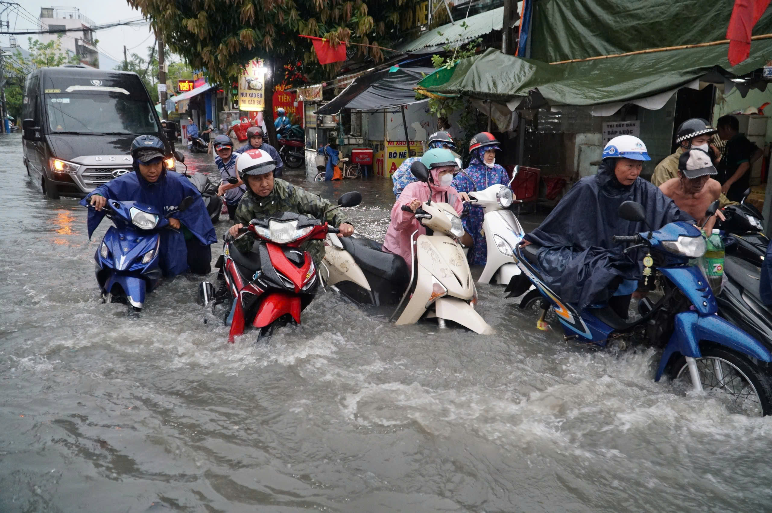 TP.HCM mưa lớn sáng nay: Nhiều tuyến đường ngập sâu, người dân vất vả di chuyển - Ảnh 3.