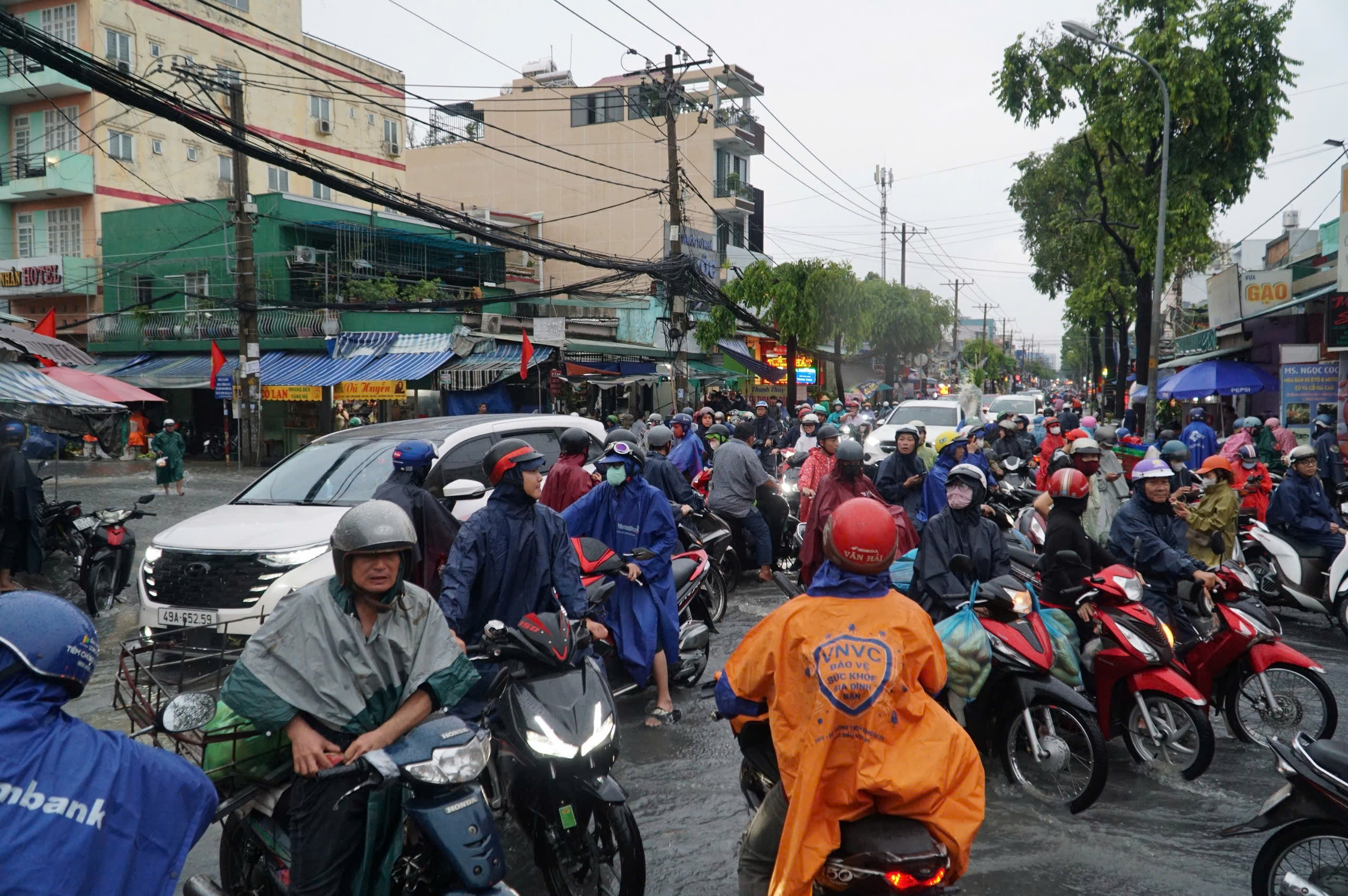 TP.HCM mưa lớn sáng nay: Nhiều tuyến đường ngập sâu, người dân vất vả di chuyển - Ảnh 5.