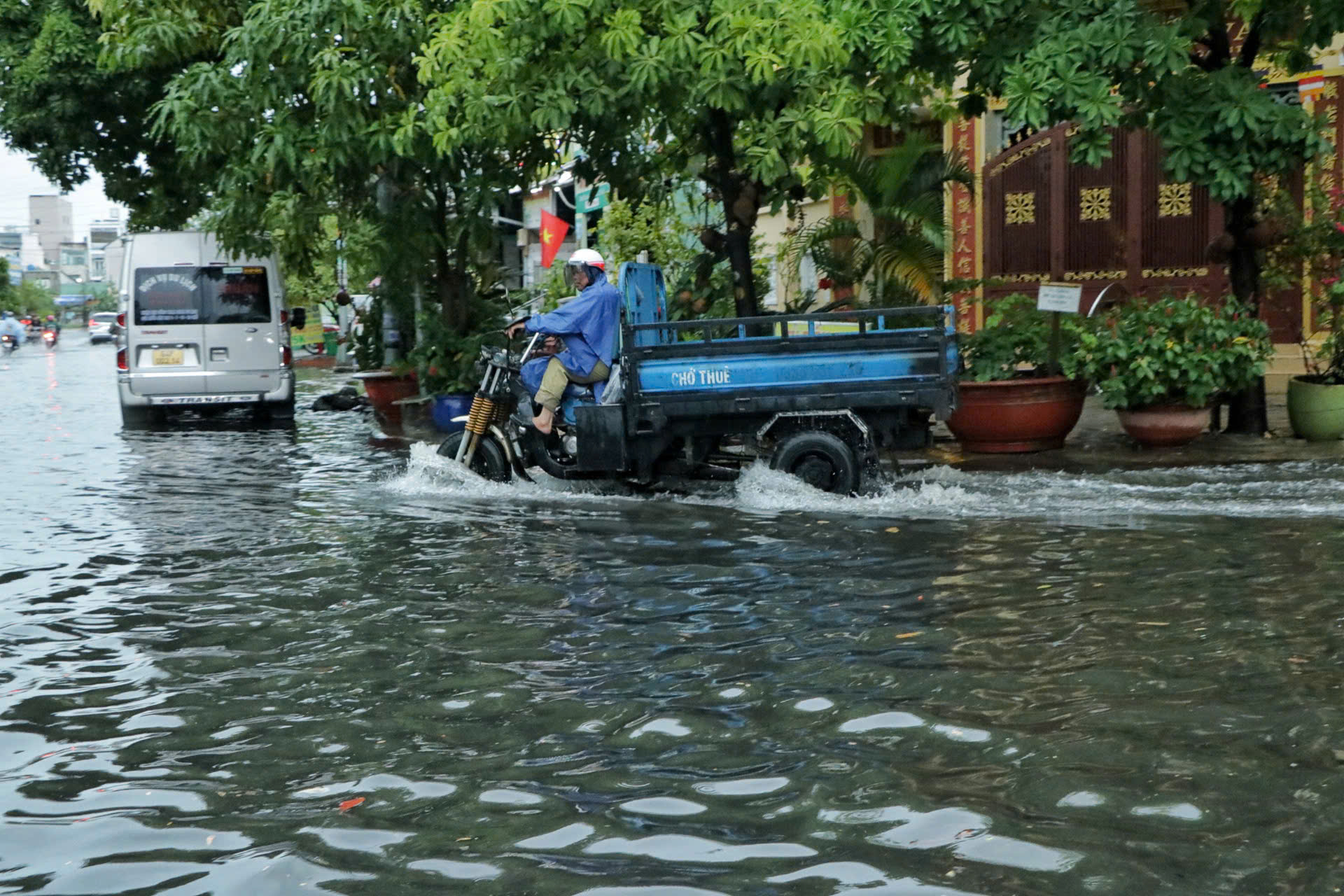TP.HCM đón trận mưa lớn nhất từ đầu năm đến nay: Bất ngờ ở những 'rốn ngập'- Ảnh 1. TP.HCM đón trận mưa lớn nhất từ đầu năm đến nay: Bất ngờ ở những 'rốn ngập'- Ảnh 1.