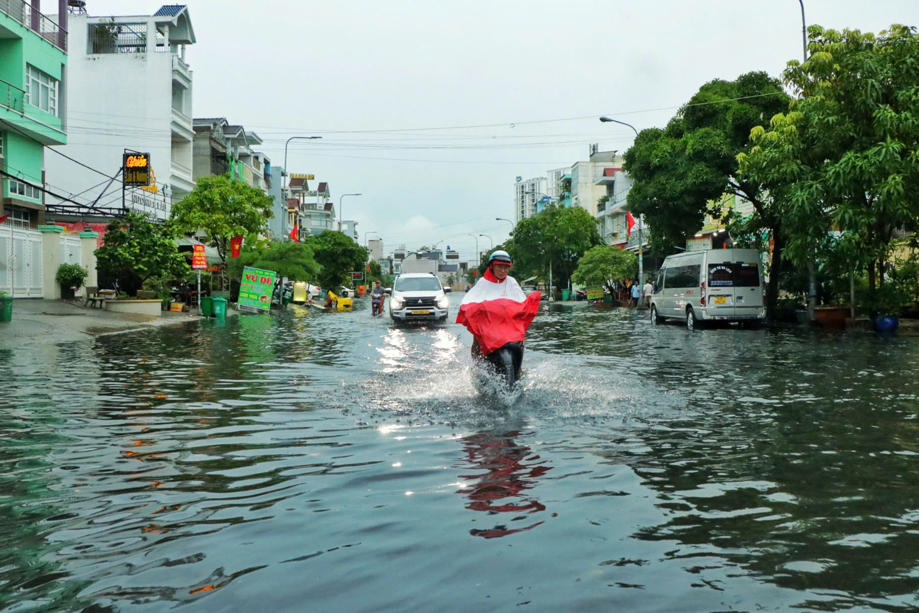 TP.HCM mưa lớn sáng nay: Nhiều tuyến đường ngập sâu, người dân vất vả di chuyển - Ảnh 7.
