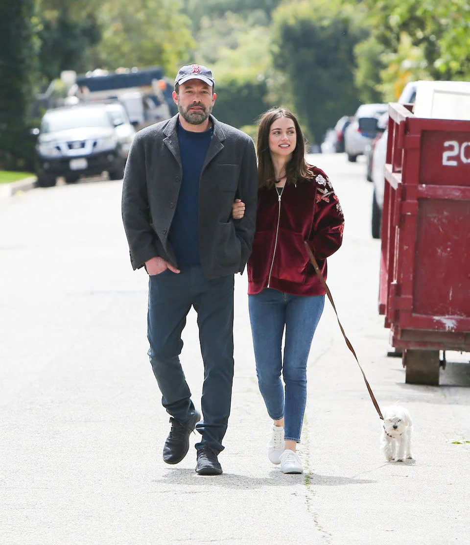 Ben Affleck khó chịu vì bạn thân Tom Cruise hẹn hò với tình cũ Ana de Armas - Ảnh 1.