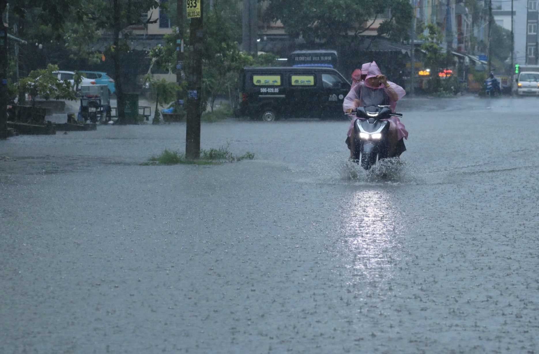 TP.HCM đón trận mưa lớn nhất từ đầu năm đến nay: Bất ngờ ở những 'rốn ngập'- Ảnh 4. TP.HCM đón trận mưa lớn nhất từ đầu năm đến nay: Bất ngờ ở những 'rốn ngập'- Ảnh 4.