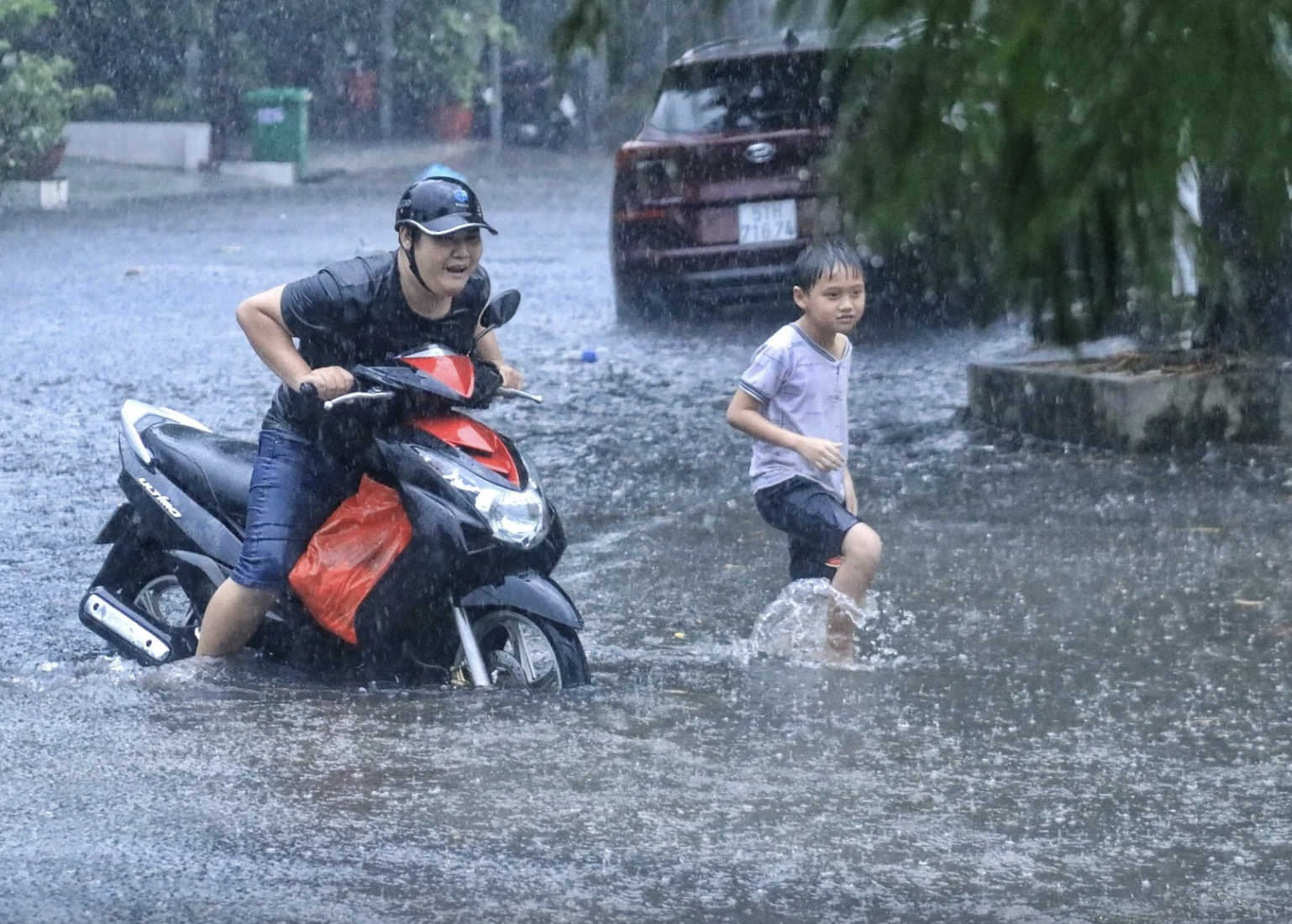 TP.HCM đón trận mưa lớn nhất từ đầu năm đến nay: Bất ngờ ở những 'rốn ngập'- Ảnh 9. TP.HCM đón trận mưa lớn nhất từ đầu năm đến nay: Bất ngờ ở những 'rốn ngập'- Ảnh 9.