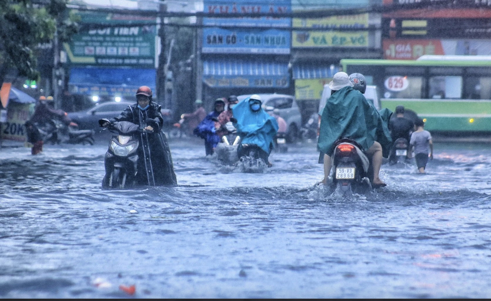 TP.HCM đón trận mưa lớn nhất từ đầu năm đến nay: Bất ngờ ở những 'rốn ngập'- Ảnh 7. TP.HCM đón trận mưa lớn nhất từ đầu năm đến nay: Bất ngờ ở những 'rốn ngập'- Ảnh 7.