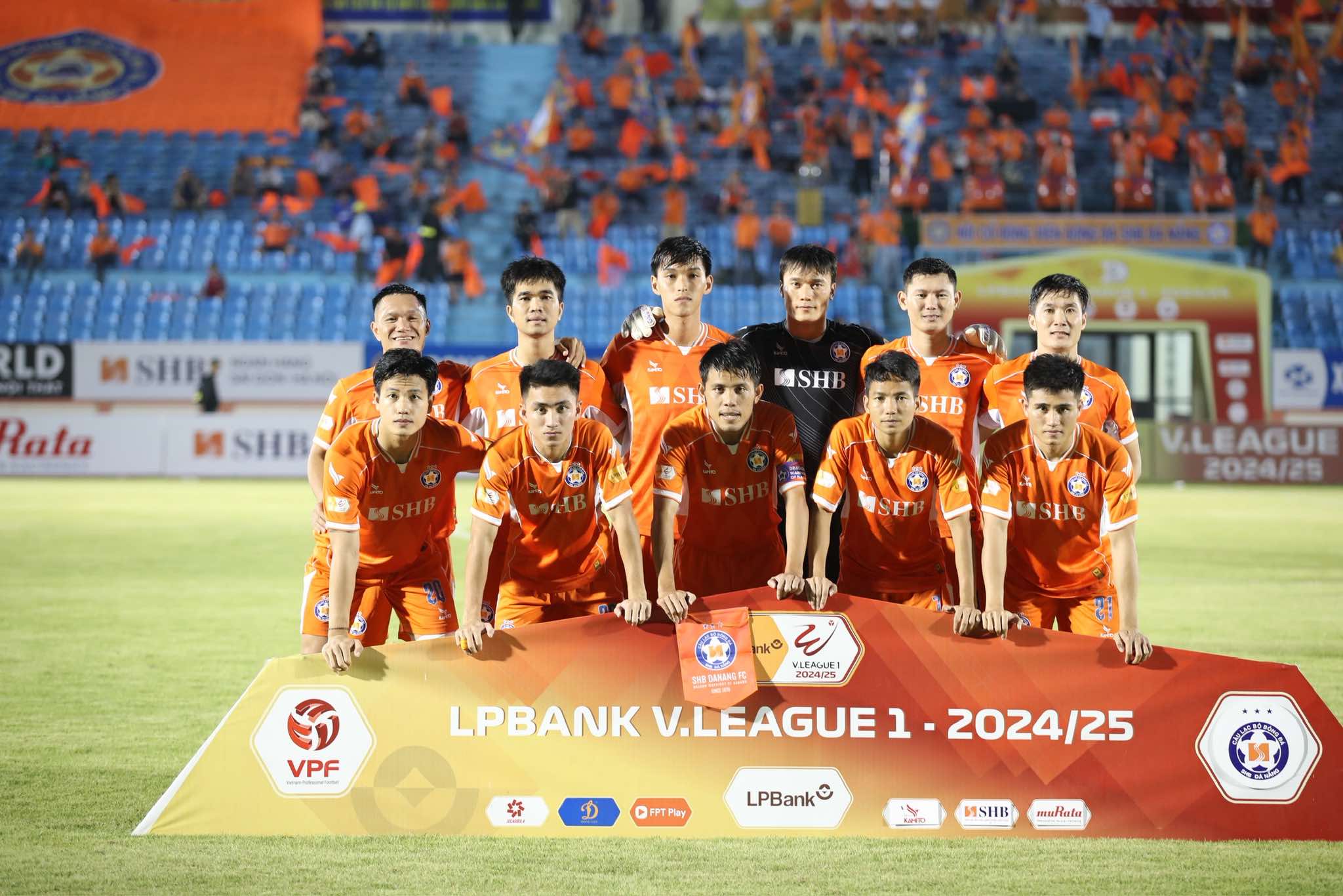 Thủ môn Bùi Tiến Dũng vô lê ghi bàn phút 90+5, Đà Nẵng thắng ngược Bình Định: Trụ hạng?- Ảnh 8. Thủ môn Bùi Tiến Dũng vô lê ghi bàn phút 90+5, Đà Nẵng thắng ngược Bình Định: Trụ hạng?- Ảnh 8.