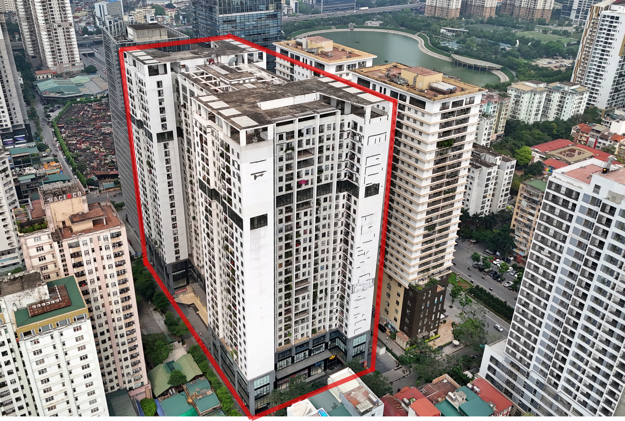Hợp thức hóa vi phạm tại chung cư Golden West Hà Nội: Cấp sổ đỏ cho 670 căn hộ - Ảnh 1.