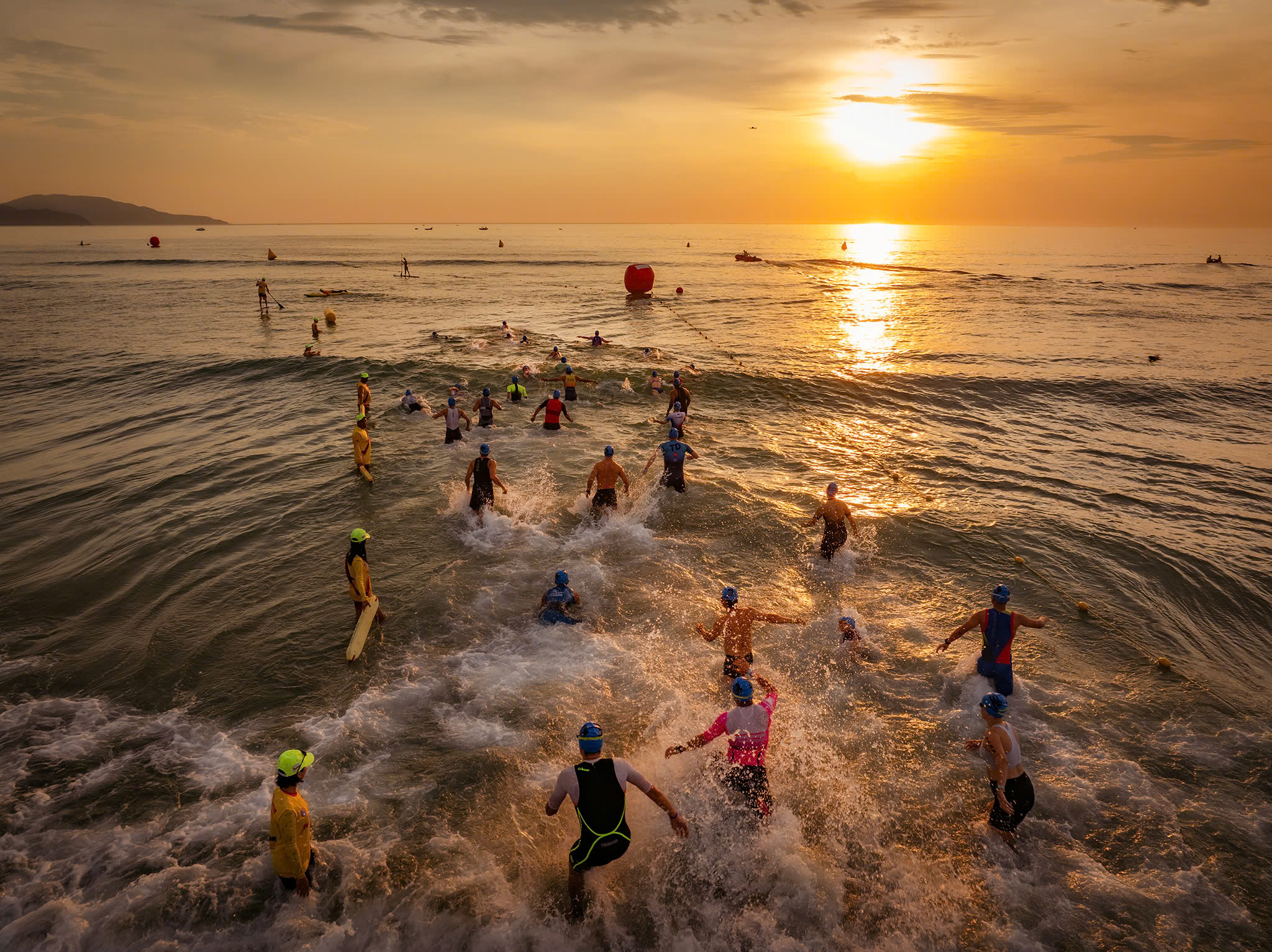 IRONMAN 70.3 Đà Nẵng: Chặng đua đầy cảm xúc giữa thiên nhiên tuyệt vời- Ảnh 2. IRONMAN 70.3 Đà Nẵng: Chặng đua đầy cảm xúc giữa thiên nhiên tuyệt vời- Ảnh 2.