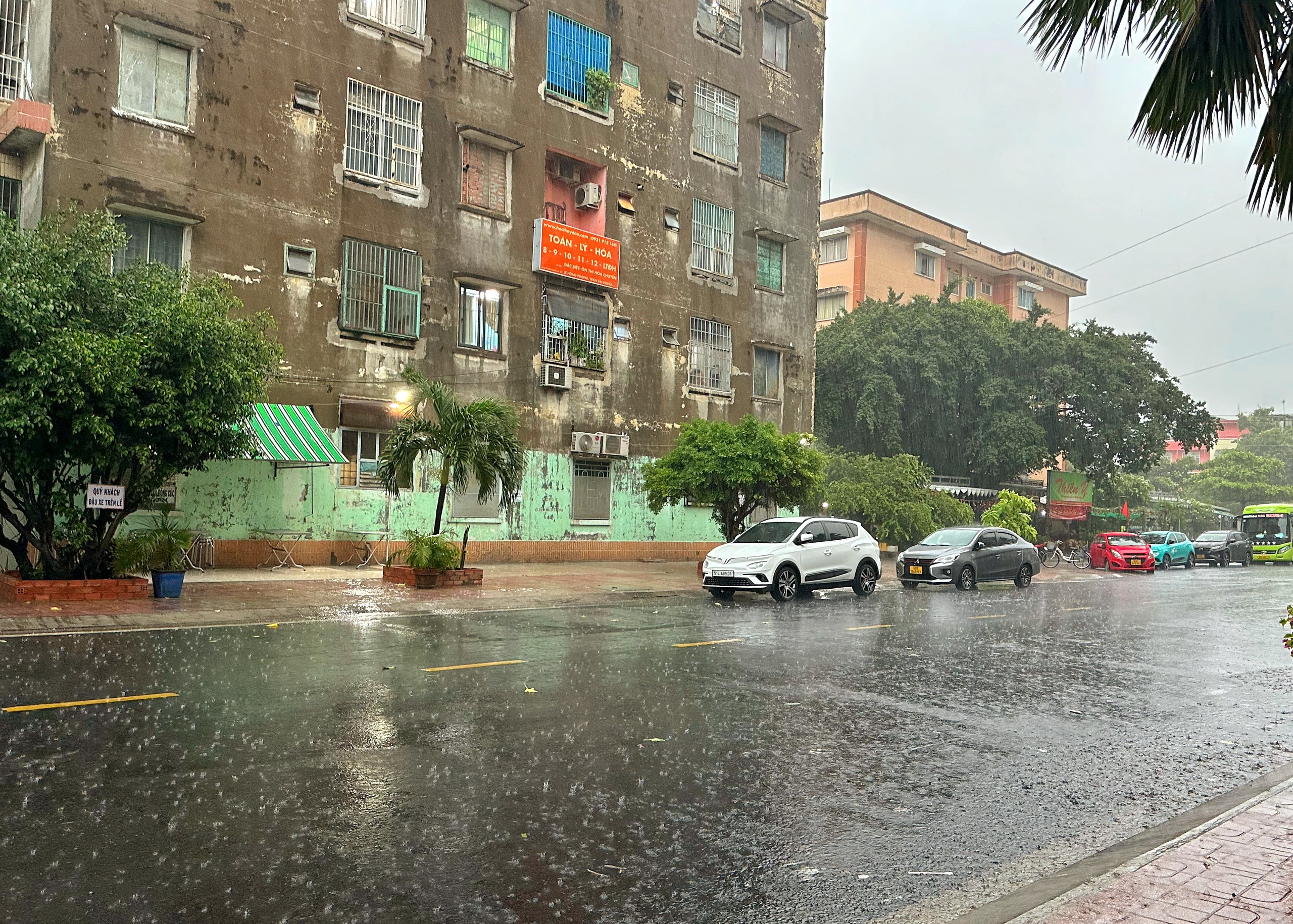 TP.HCM đón trận mưa lớn nhất từ đầu năm đến nay: Bất ngờ ở những 'rốn ngập'- Ảnh 5. TP.HCM đón trận mưa lớn nhất từ đầu năm đến nay: Bất ngờ ở những 'rốn ngập'- Ảnh 5.
