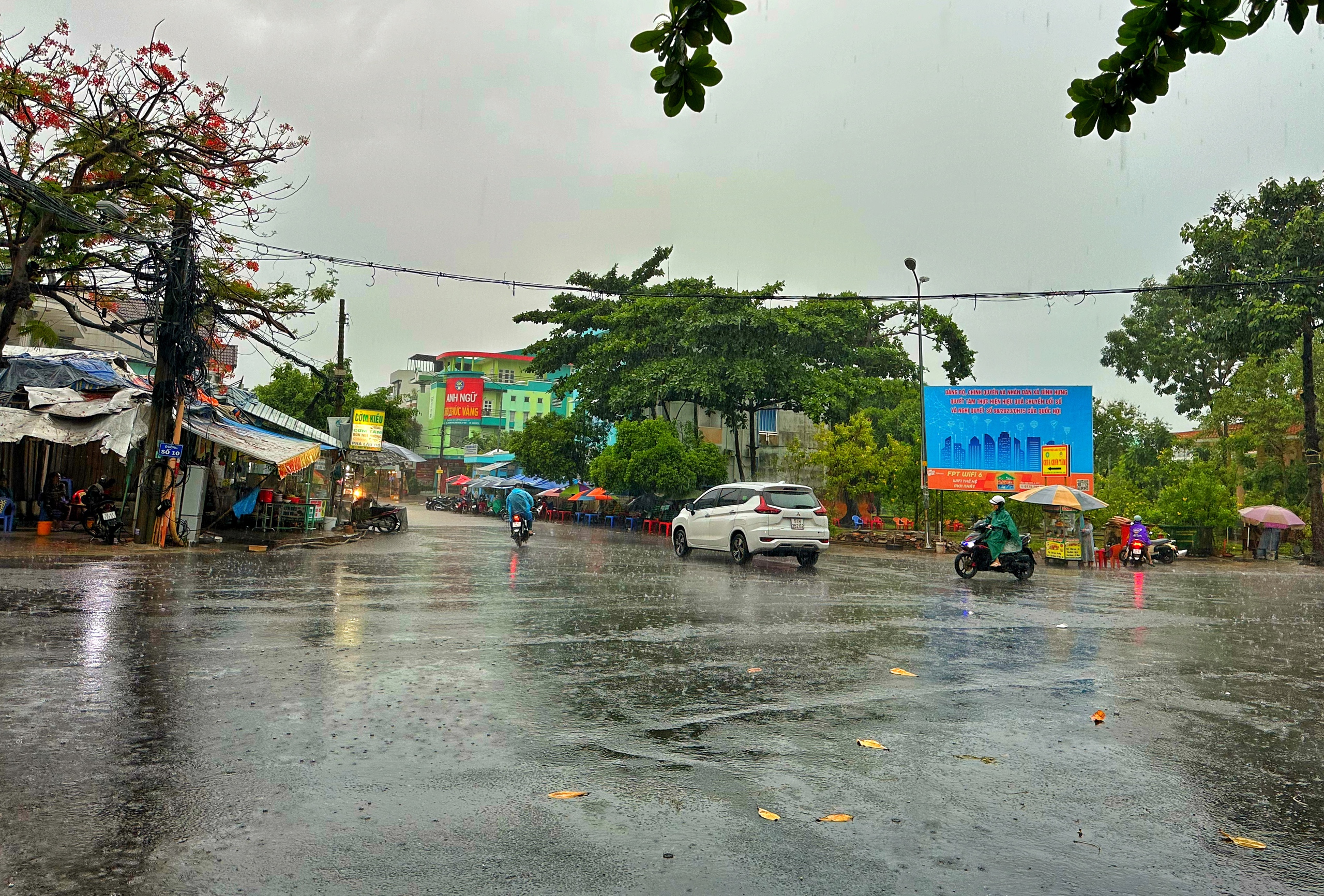 TP.HCM đón trận mưa lớn nhất từ đầu năm đến nay: Bất ngờ ở những 'rốn ngập'- Ảnh 10. TP.HCM đón trận mưa lớn nhất từ đầu năm đến nay: Bất ngờ ở những 'rốn ngập'- Ảnh 10.