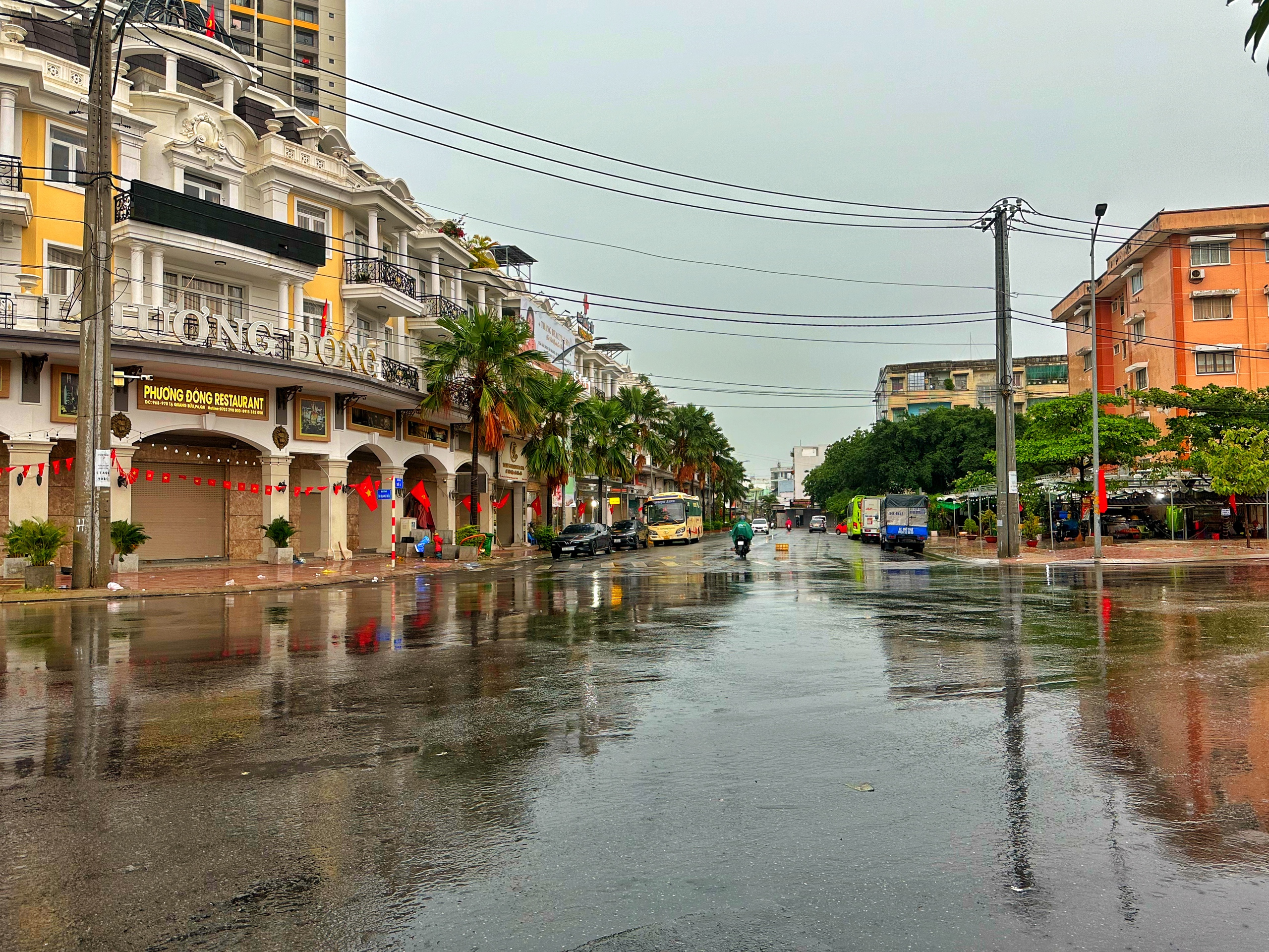 TP.HCM đón trận mưa lớn nhất từ đầu năm đến nay: Bất ngờ ở những 'rốn ngập'- Ảnh 6. TP.HCM đón trận mưa lớn nhất từ đầu năm đến nay: Bất ngờ ở những 'rốn ngập'- Ảnh 6.