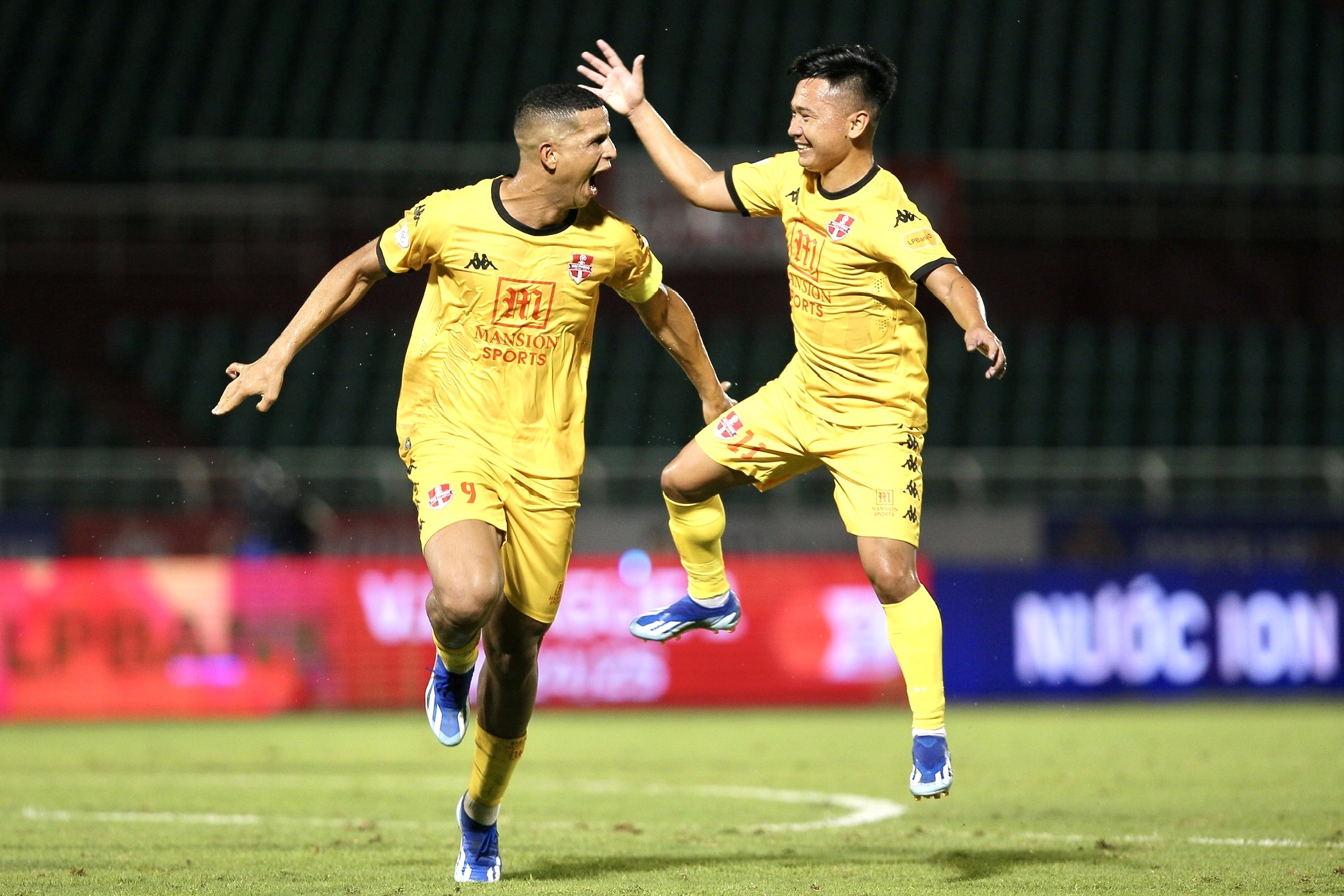 HAGL sáng cửa, Hải Phòng không còn nơm nớp: Nhưng cuộc chiến trụ hạng V-League vẫn dữ dội- Ảnh 1. HAGL sáng cửa, Hải Phòng không còn nơm nớp: Nhưng cuộc chiến trụ hạng V-League vẫn dữ dội- Ảnh 1.