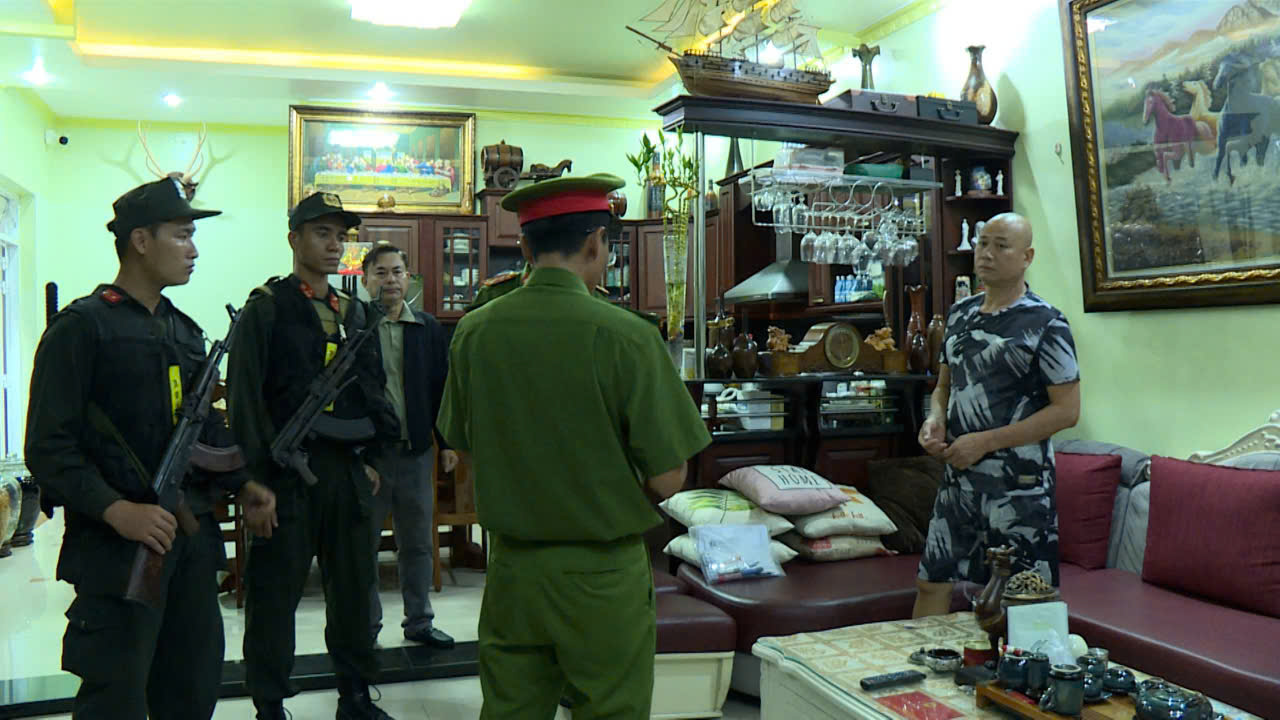 Công an Bình Thuận khám xét quán bar Paris Night: khởi tố, bắt giam 22 bị can- Ảnh 2.