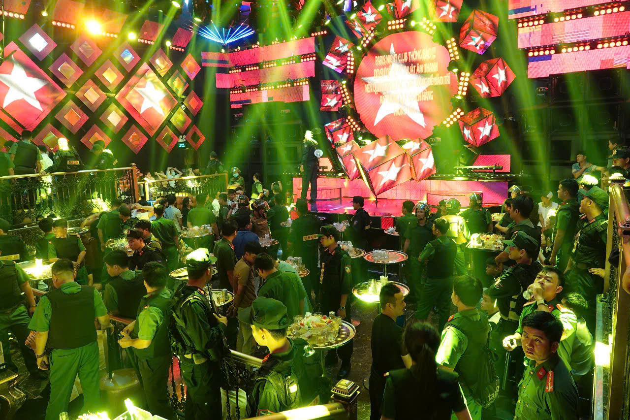 Công an Bình Thuận khám xét quán bar Paris Night: khởi tố, bắt giam 22 bị can- Ảnh 1.