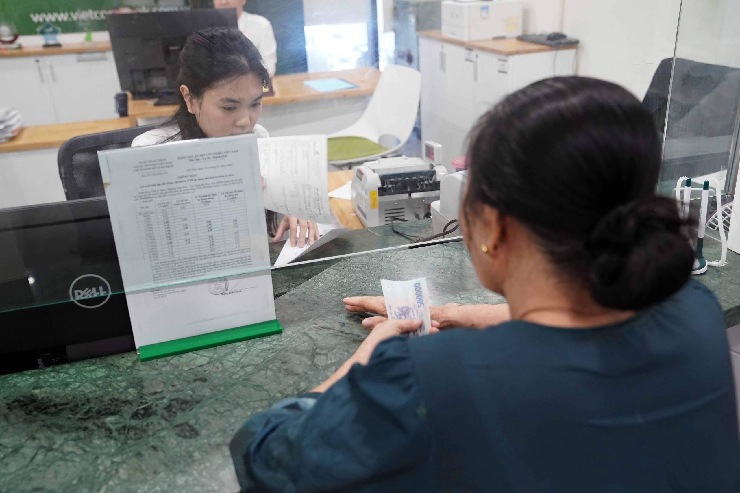 Khi nào chuyển khoản, thanh toán sẽ bị ngân hàng thu phí?- Ảnh 1. Khi nào chuyển khoản, thanh toán sẽ bị ngân hàng thu phí?- Ảnh 1.