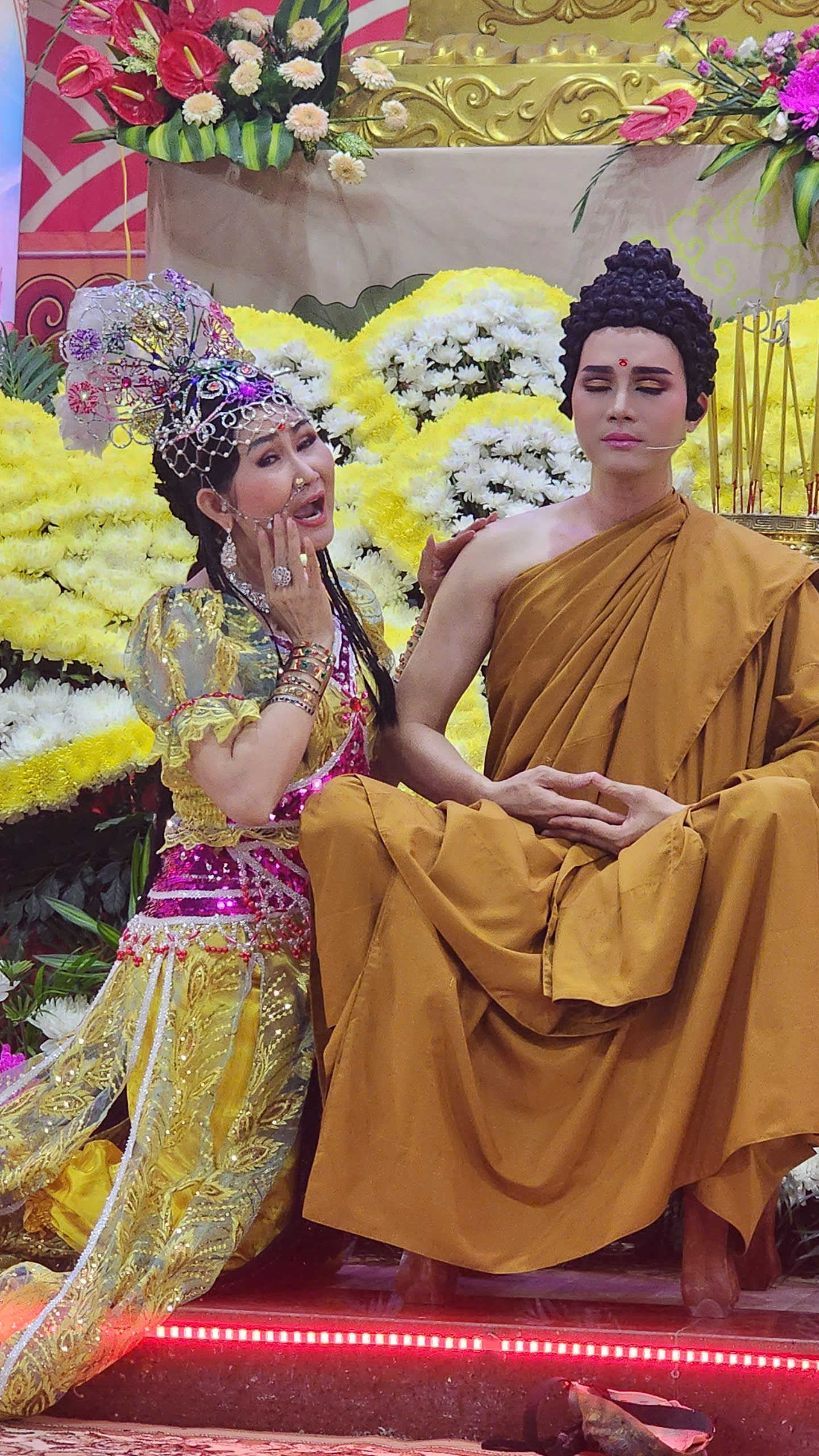 Những đoàn cải lương bền bỉ ‘hát chùa’ Những đoàn cải lương bền bỉ ‘hát chùa’