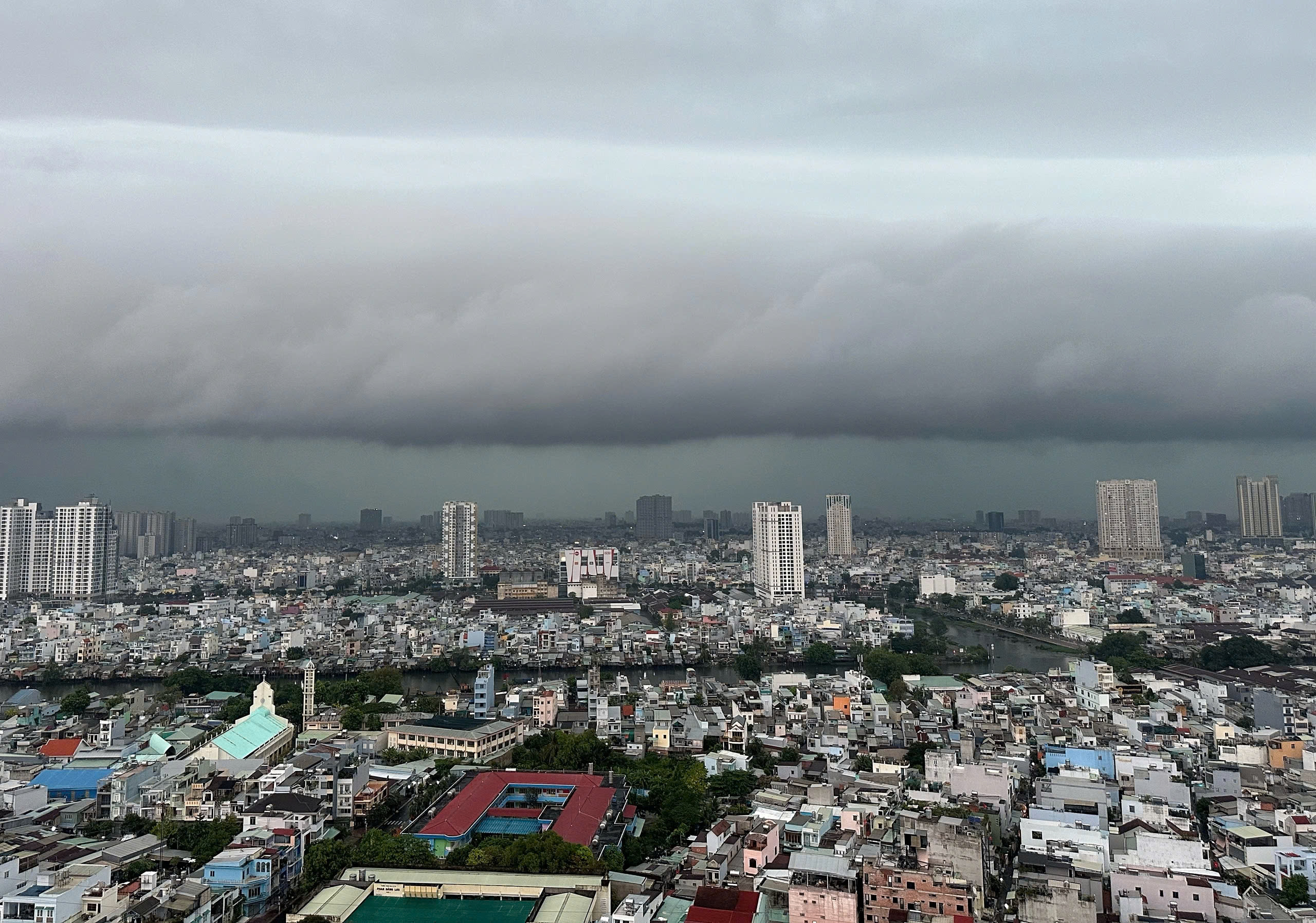 Vì sao TP.HCM mây đen cuồn cuộn, mưa xối xả lúc sáng sớm? - Ảnh 1.