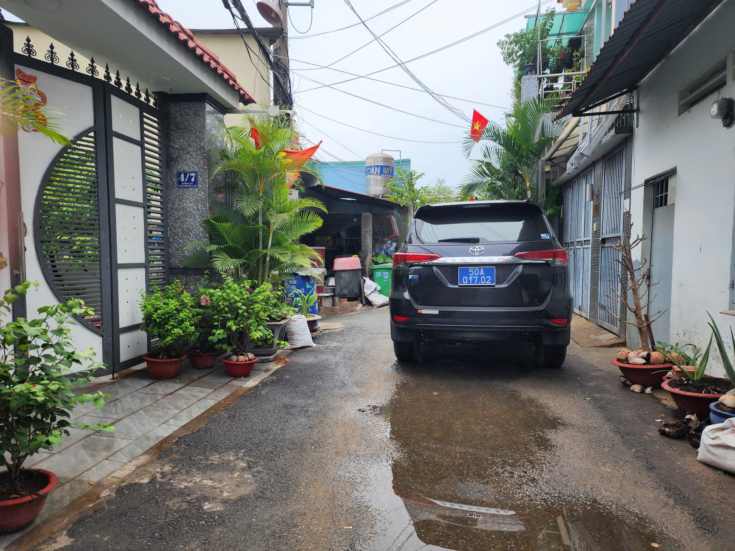 Phong tỏa nhà trọ ở TP.Thủ Đức, điều tra vụ cháy nổ làm 3 người thương vong- Ảnh 2. Phong tỏa nhà trọ ở TP.Thủ Đức, điều tra vụ cháy nổ làm 3 người thương vong- Ảnh 2.