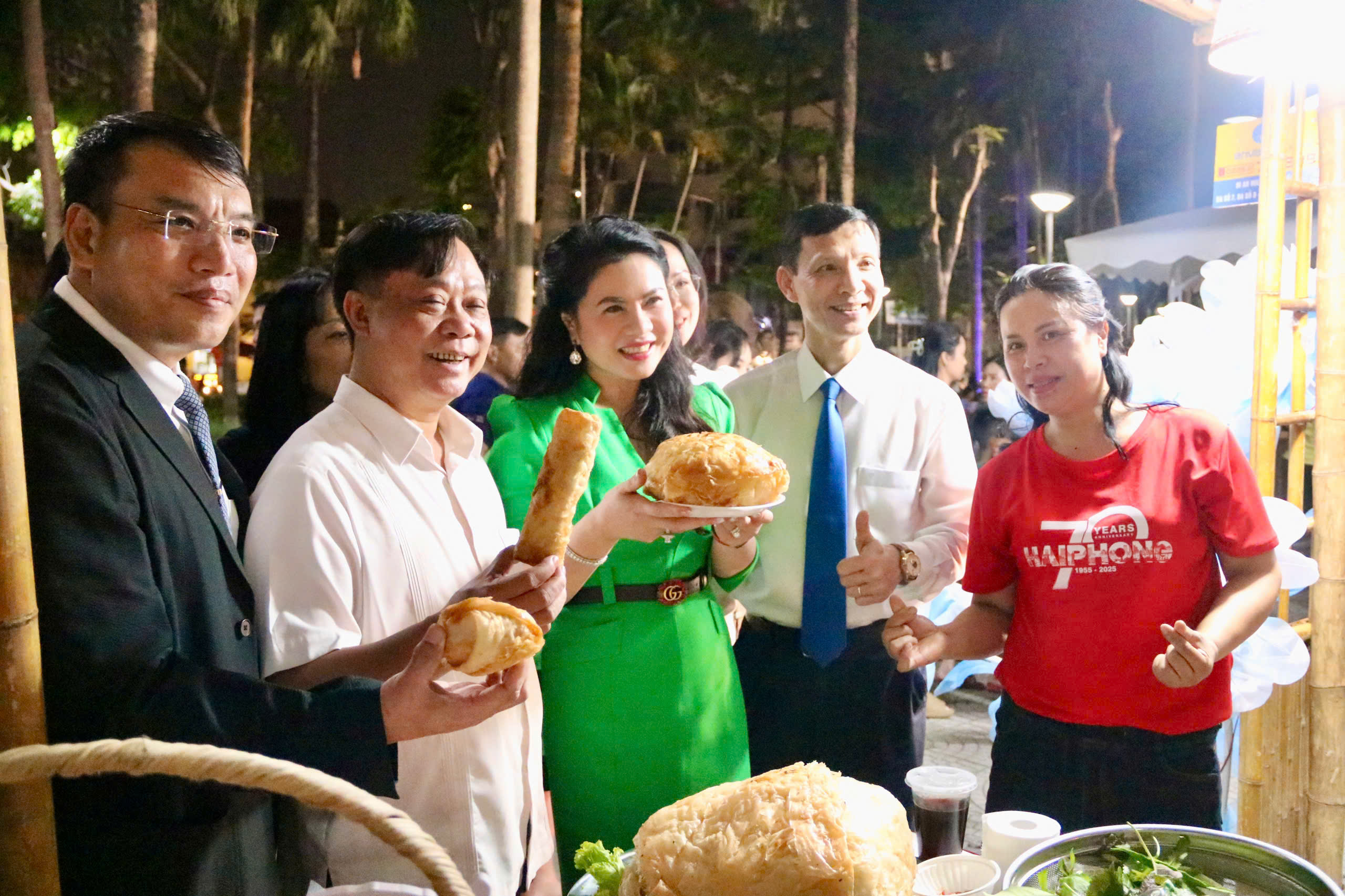 Du khách mê mệt với ‘foodtour Hải Phòng’ Du khách mê mệt với ‘foodtour Hải Phòng’