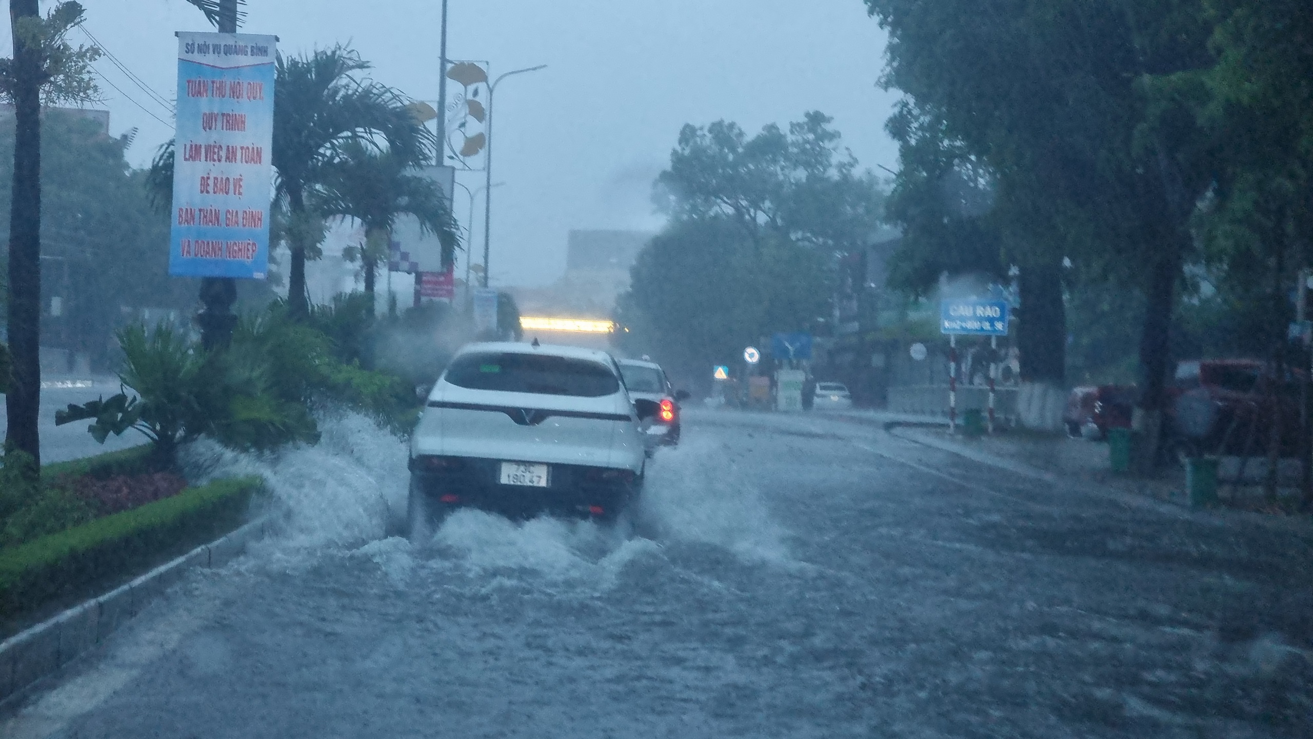 Quảng Bình: Ô tô, xe máy 'lội bì bõm' trên đường phố Đồng Hới do mưa lớn- Ảnh 5. Quảng Bình: Ô tô, xe máy 'lội bì bõm' trên đường phố Đồng Hới do mưa lớn- Ảnh 5.