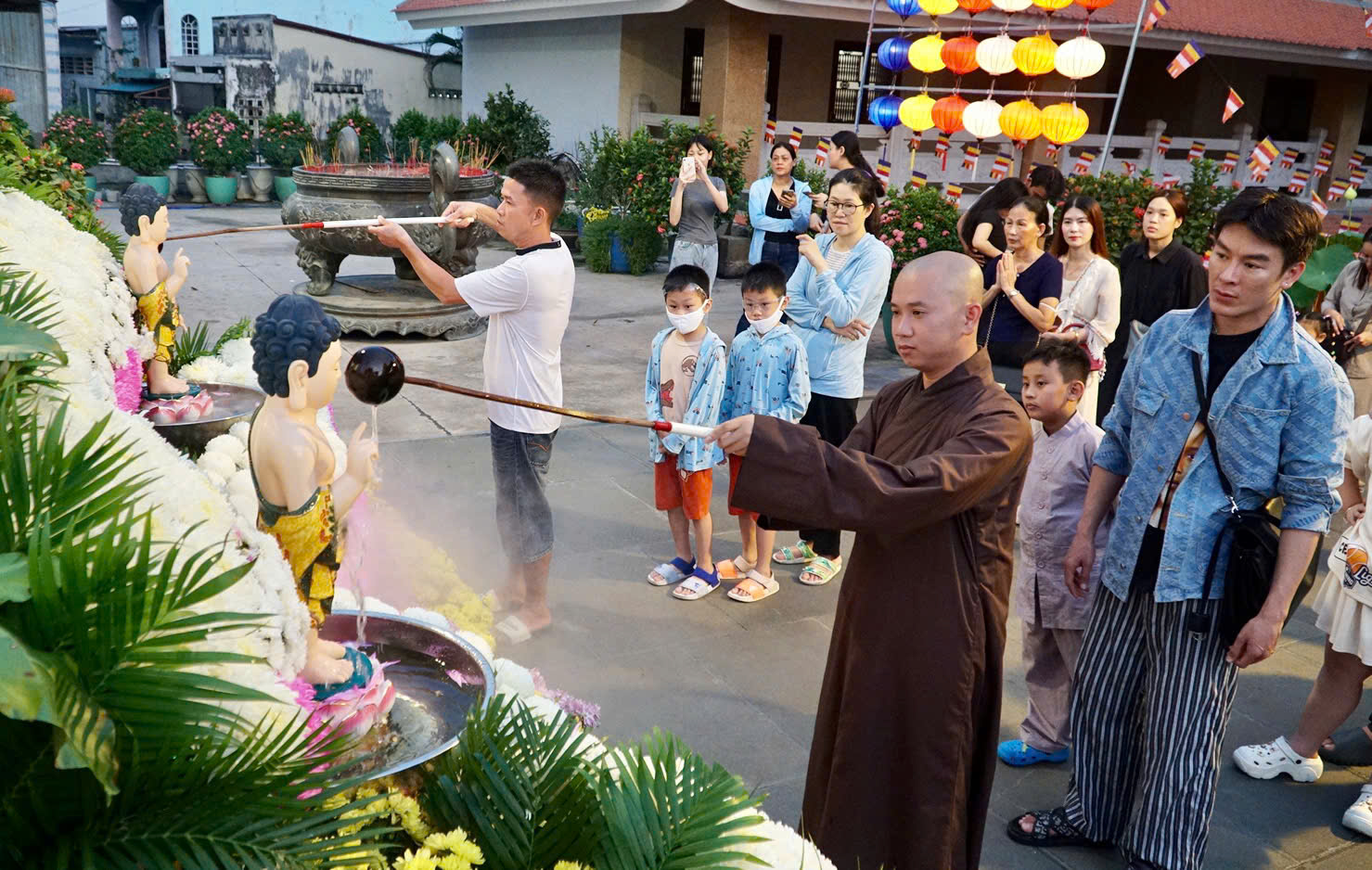 Người dân TP.HCM đi chùa mừng lễ Phật đản, thấy lòng bình an, hướng thiện- Ảnh 9. Người dân TP.HCM đi chùa mừng lễ Phật đản, thấy lòng bình an, hướng thiện- Ảnh 9.