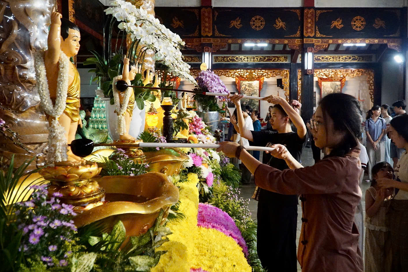 Người dân TP.HCM đi chùa mừng lễ Phật đản, thấy lòng bình an, hướng thiện- Ảnh 10. Người dân TP.HCM đi chùa mừng lễ Phật đản, thấy lòng bình an, hướng thiện- Ảnh 10.