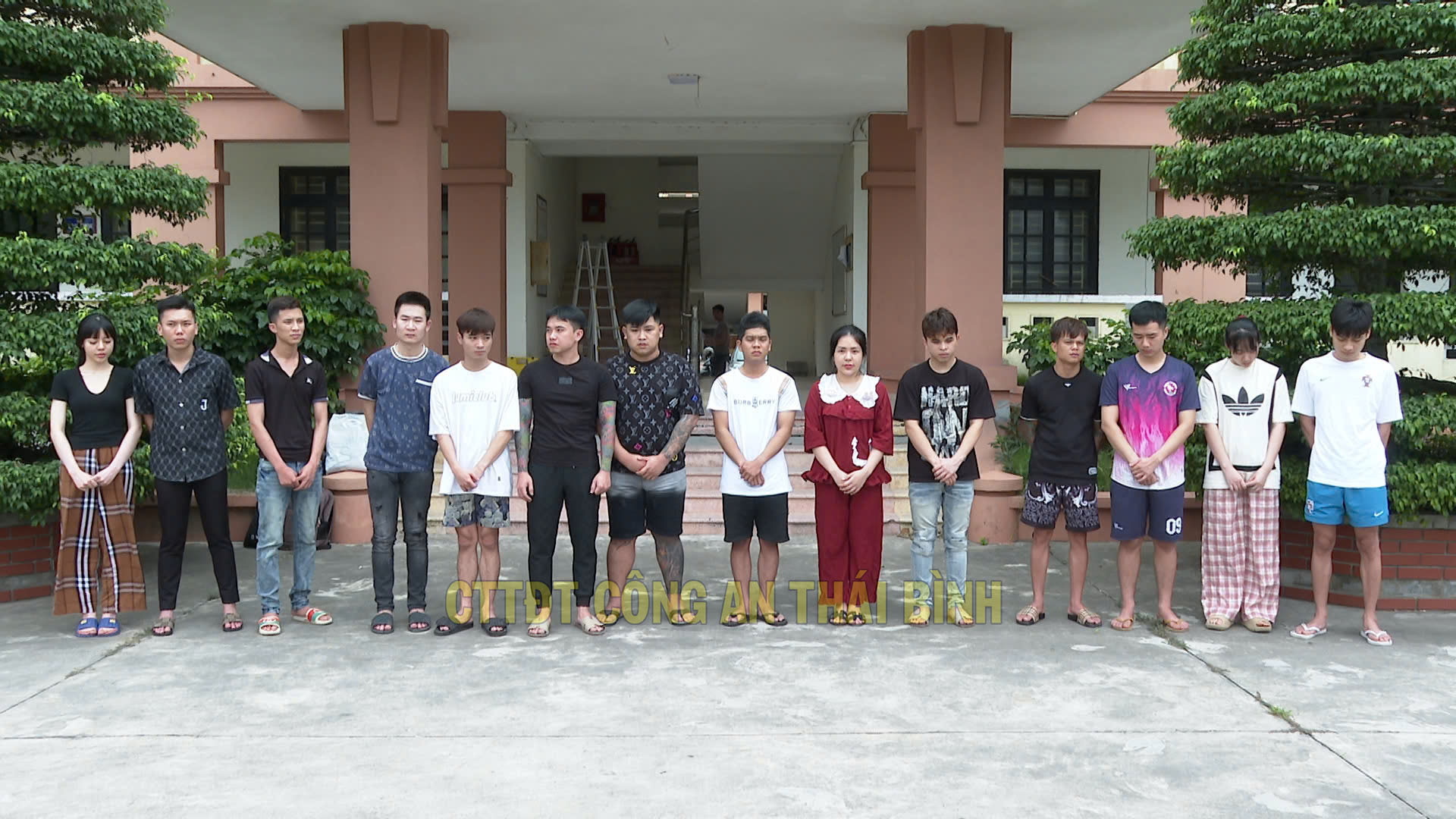 Công an công bố 25 tài khoản ngân hàng trong đường dây lừa đảo vay vốn online - Ảnh 1.