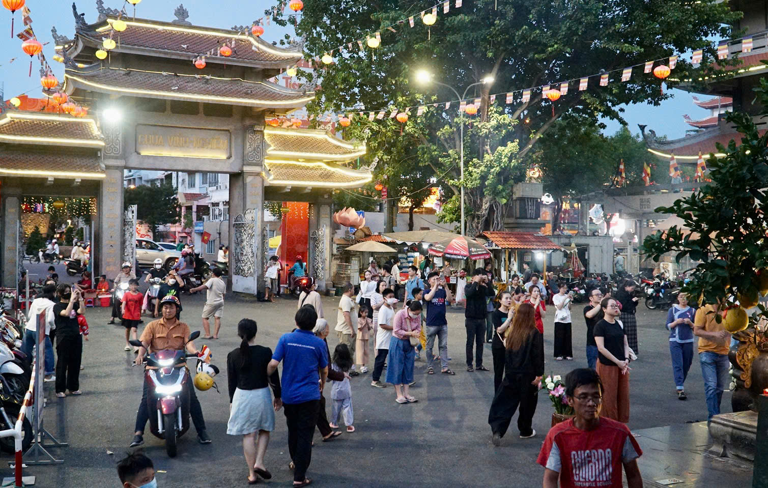 Người dân TP.HCM đi chùa mừng lễ Phật đản, thấy lòng bình an, hướng thiện- Ảnh 7. Người dân TP.HCM đi chùa mừng lễ Phật đản, thấy lòng bình an, hướng thiện- Ảnh 7.