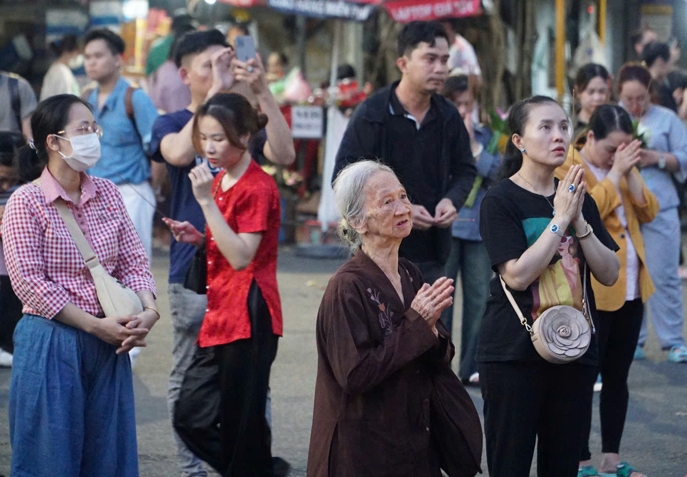Người dân TP.HCM đi chùa mừng lễ Phật đản, thấy lòng bình an, hướng thiện- Ảnh 8. Người dân TP.HCM đi chùa mừng lễ Phật đản, thấy lòng bình an, hướng thiện- Ảnh 8.