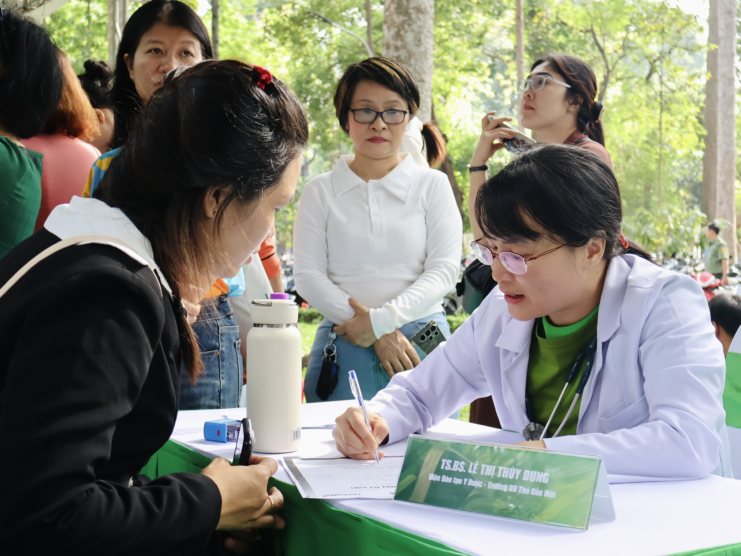 Người dân đổ về Dinh Độc Lập tham gia chương trình dinh dưỡng cộng đồng- Ảnh 4. Người dân đổ về Dinh Độc Lập tham gia chương trình dinh dưỡng cộng đồng- Ảnh 4.