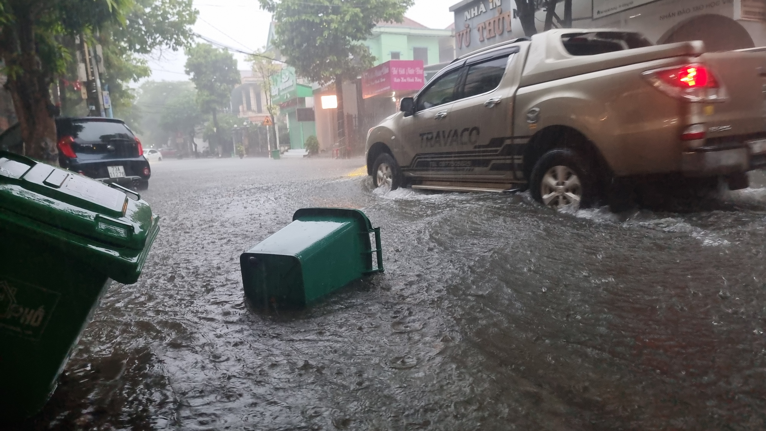 Quảng Bình: Ô tô, xe máy 'lội bì bõm' trên đường phố Đồng Hới do mưa lớn- Ảnh 10. Quảng Bình: Ô tô, xe máy 'lội bì bõm' trên đường phố Đồng Hới do mưa lớn- Ảnh 10.