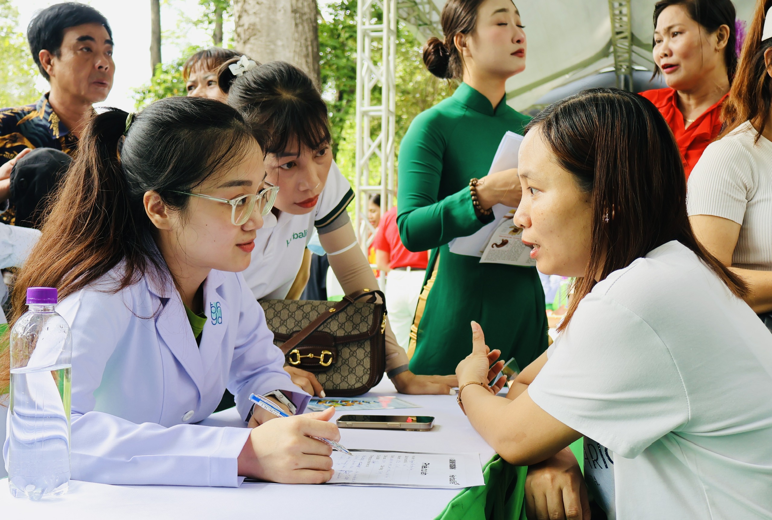 Người dân đổ về Dinh Độc Lập tham gia chương trình dinh dưỡng cộng đồng- Ảnh 5. Người dân đổ về Dinh Độc Lập tham gia chương trình dinh dưỡng cộng đồng- Ảnh 5.