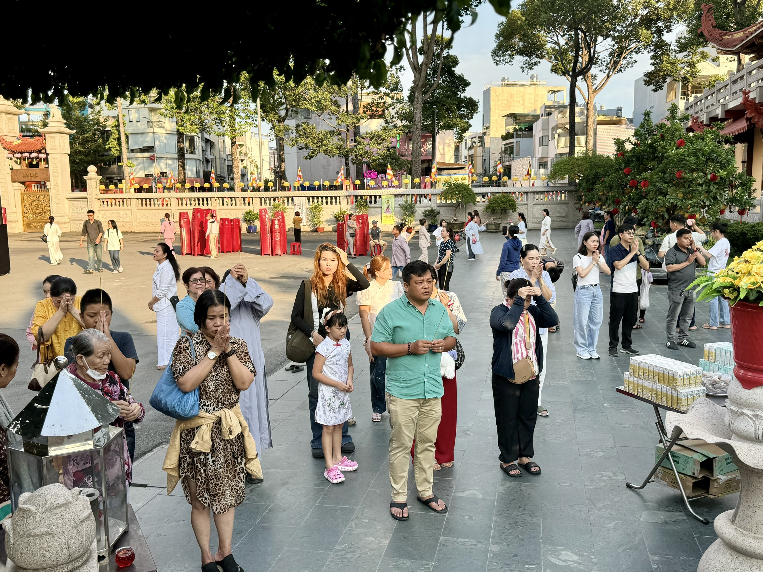 Người dân TP.HCM đi chùa mừng lễ Phật đản, thấy lòng bình an, hướng thiện Người dân TP.HCM đi chùa mừng lễ Phật đản, thấy lòng bình an, hướng thiện