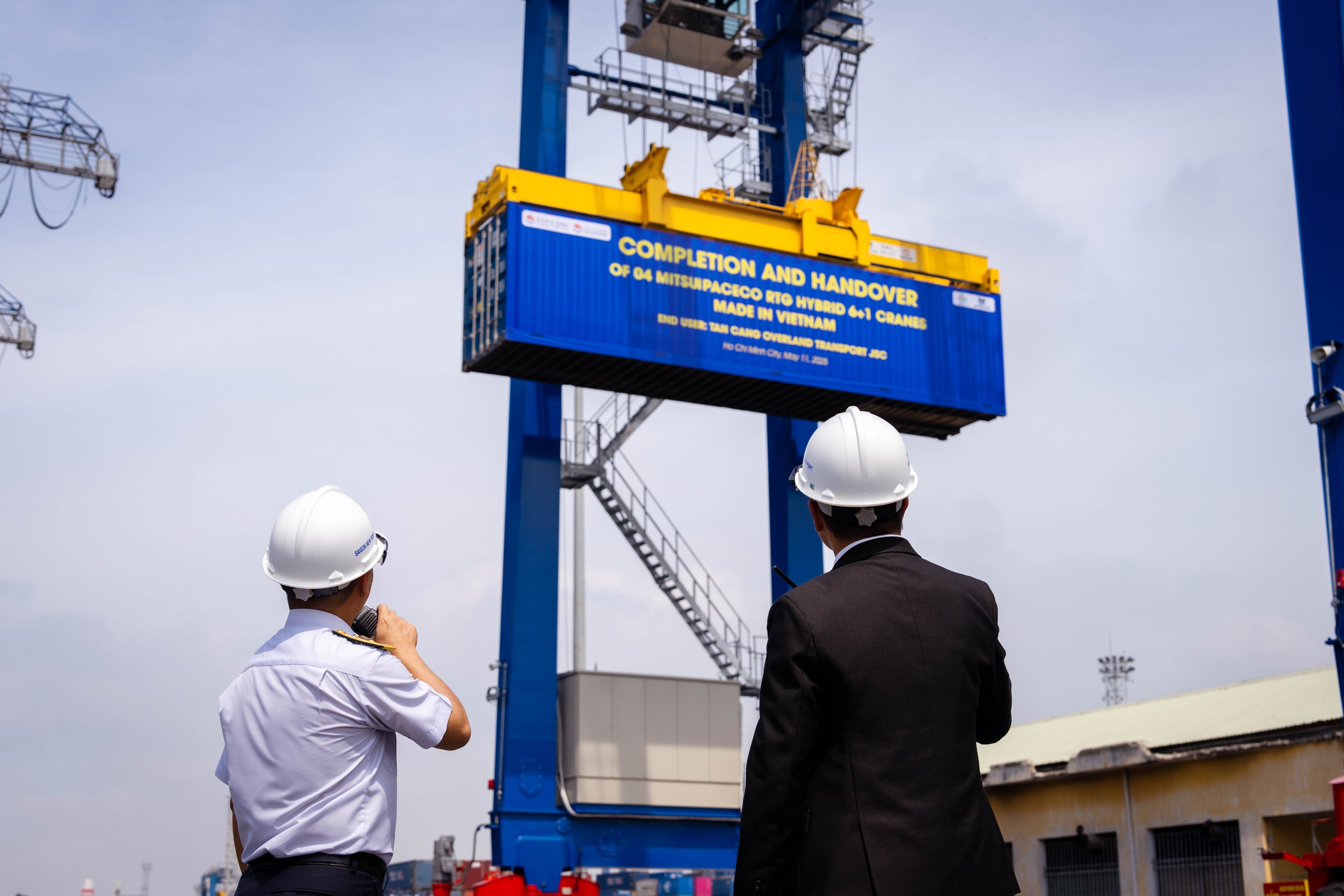 Lần đầu tiên Việt Nam sản xuất được cần cẩu RTG Hybrid- Ảnh 1. Lần đầu tiên Việt Nam sản xuất được cần cẩu RTG Hybrid- Ảnh 1.