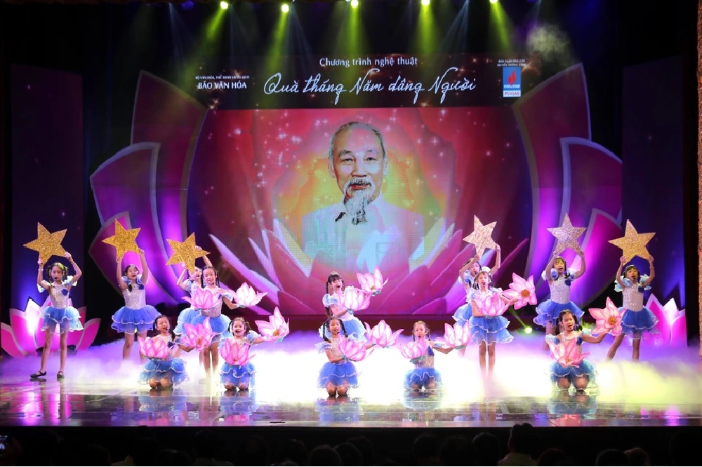 «អំណោយសម្រាប់ទ្រង់នៅក្នុងខែឧសភា» - រូបថតទី 2។ 'Quà tháng 5 dâng Người'- Ảnh 2.