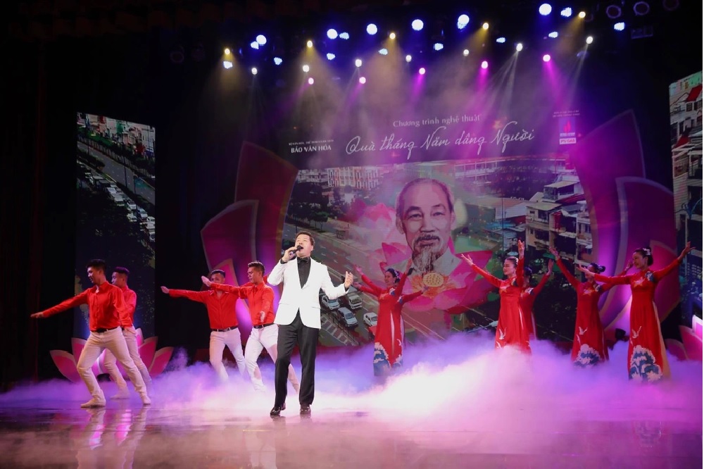 «សូមថ្វាយអំណោយដល់ទ្រង់» - រូបថតទី 1។ 'Quà tháng 5 dâng Người'- Ảnh 1.