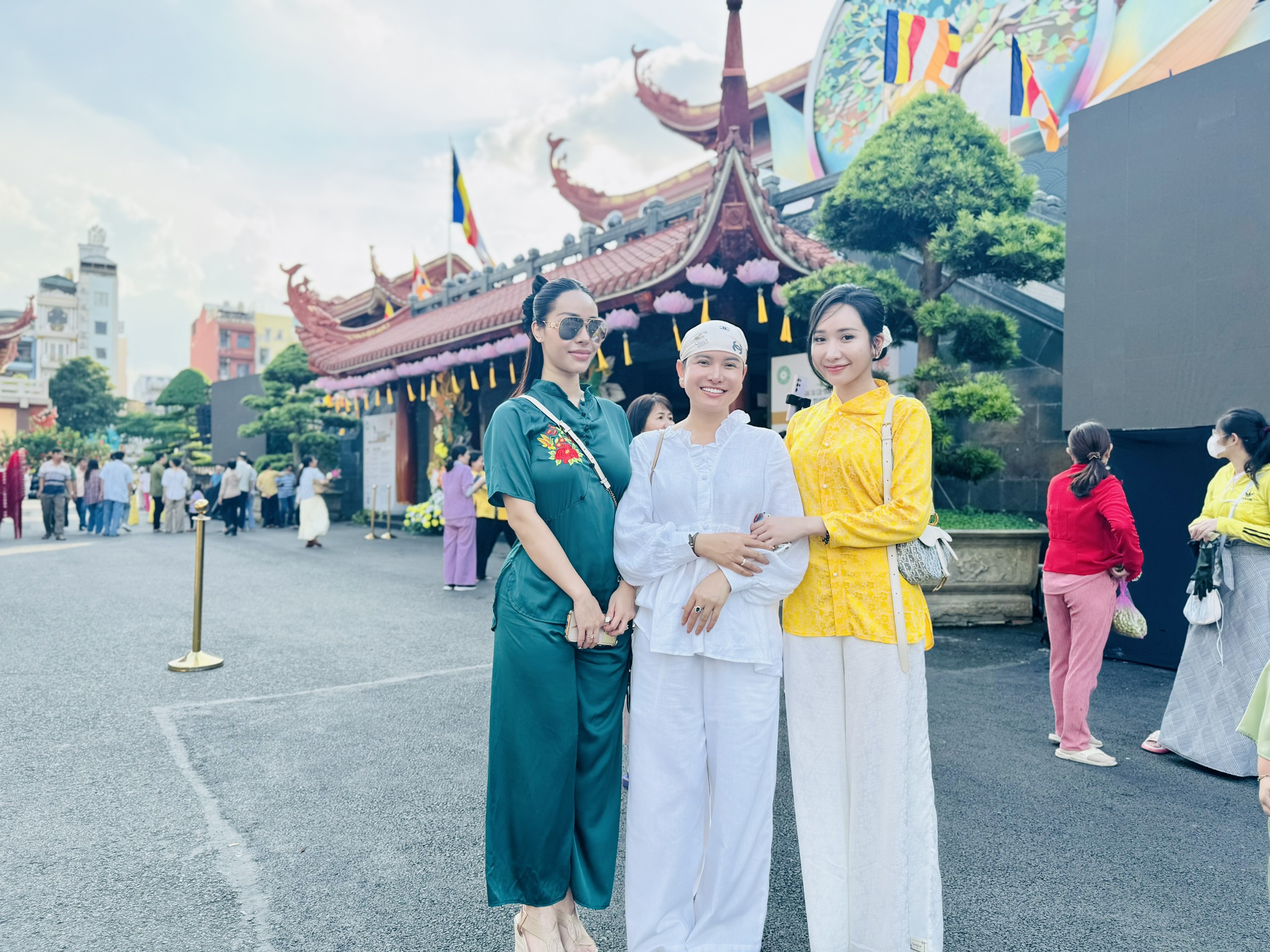 Người dân TP.HCM đi chùa mừng lễ Phật đản, thấy lòng bình an, hướng thiện- Ảnh 3. Người dân TP.HCM đi chùa mừng lễ Phật đản, thấy lòng bình an, hướng thiện- Ảnh 3.