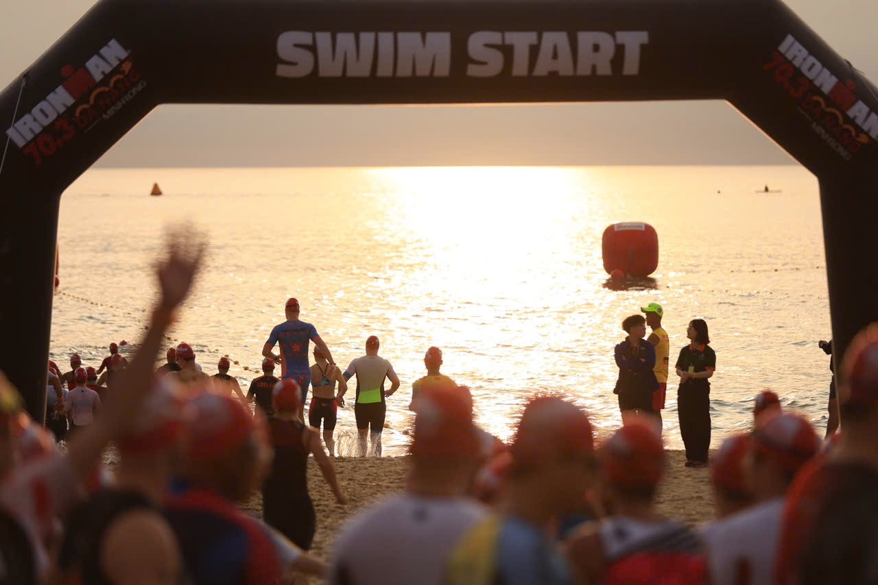 Hàng nghìn 'người thép' lao ra biển Sơn Thủy tranh tài IRONMAN 70.3 Đà Nẵng- Ảnh 3. Hàng nghìn 'người thép' lao ra biển Sơn Thủy tranh tài IRONMAN 70.3 Đà Nẵng- Ảnh 3.