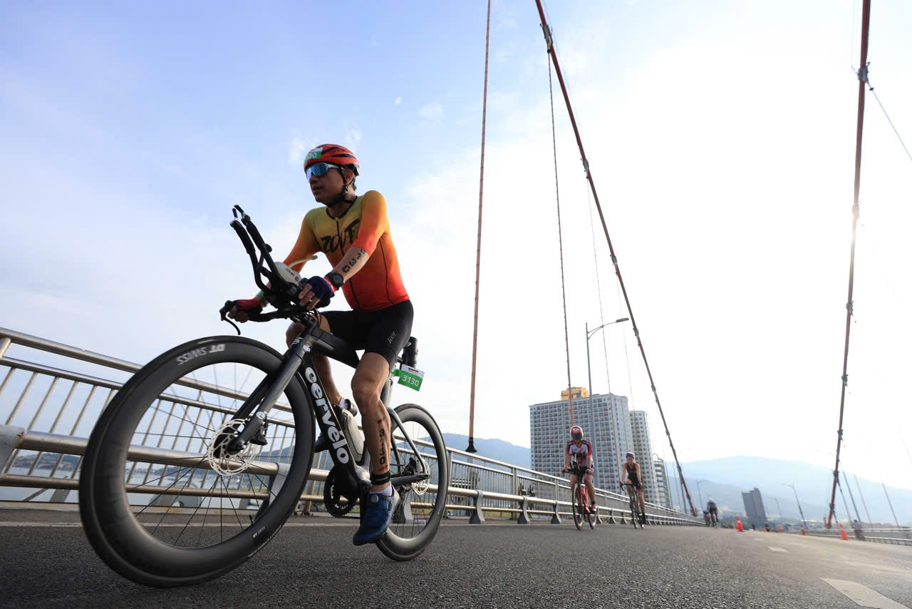 Hàng nghìn 'người thép' lao ra biển Sơn Thủy tranh tài IRONMAN 70.3 Đà Nẵng- Ảnh 11. Hàng nghìn 'người thép' lao ra biển Sơn Thủy tranh tài IRONMAN 70.3 Đà Nẵng- Ảnh 11.