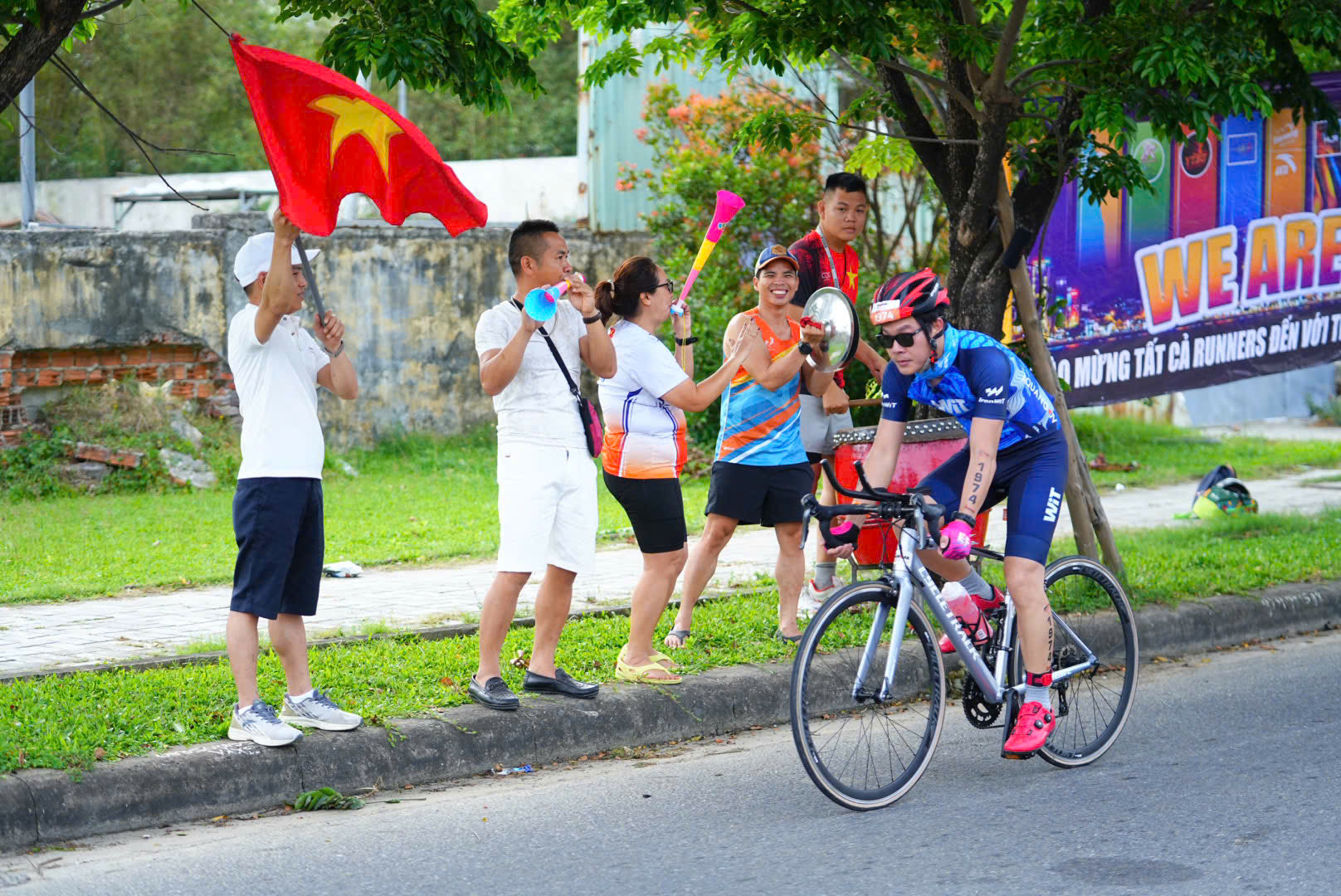 Hàng nghìn 'người thép' lao ra biển Sơn Thủy tranh tài IRONMAN 70.3 Đà Nẵng- Ảnh 12. Hàng nghìn 'người thép' lao ra biển Sơn Thủy tranh tài IRONMAN 70.3 Đà Nẵng- Ảnh 12.